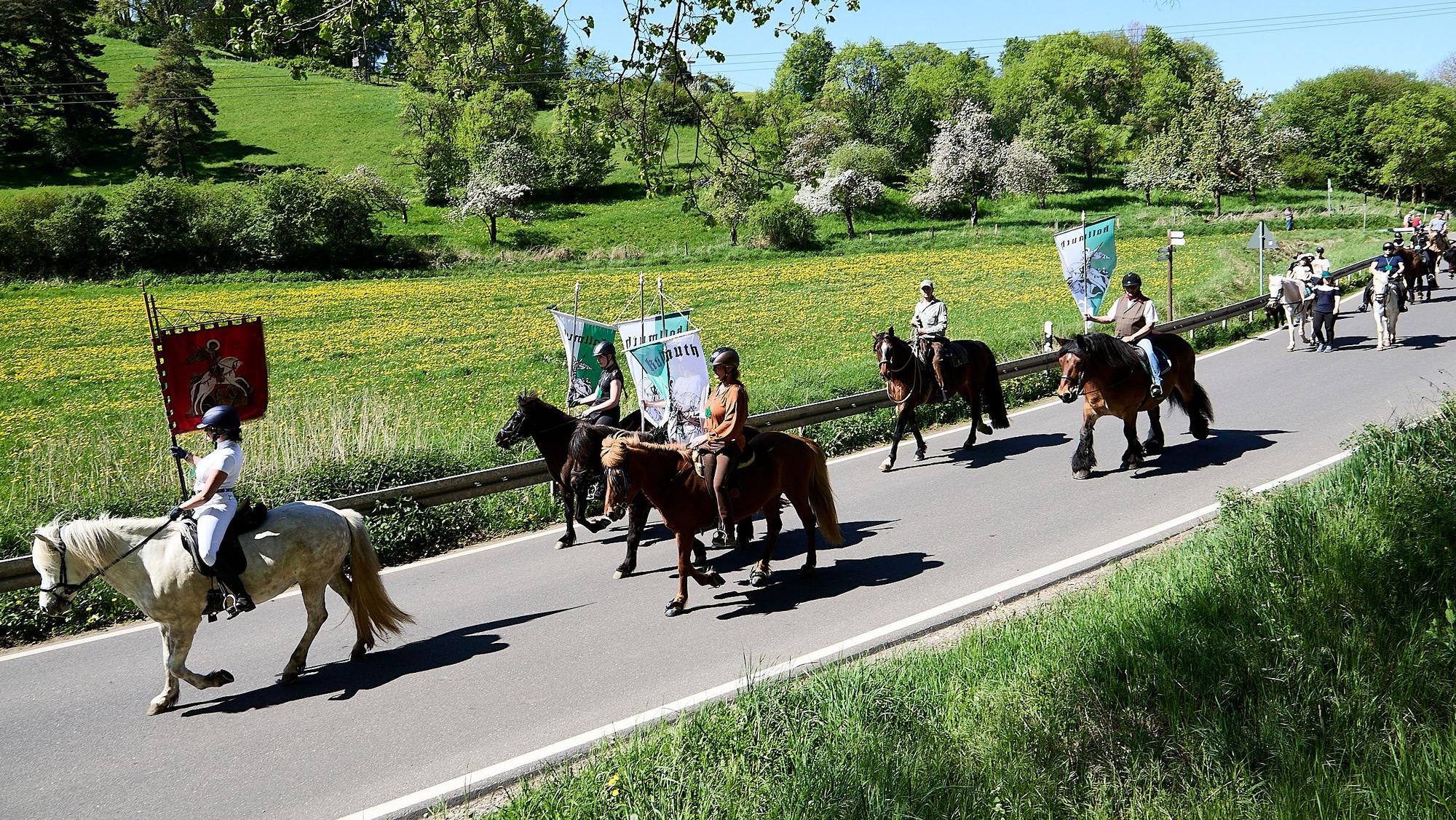 Das Bild zeigt einge Reiter während der Prozession.