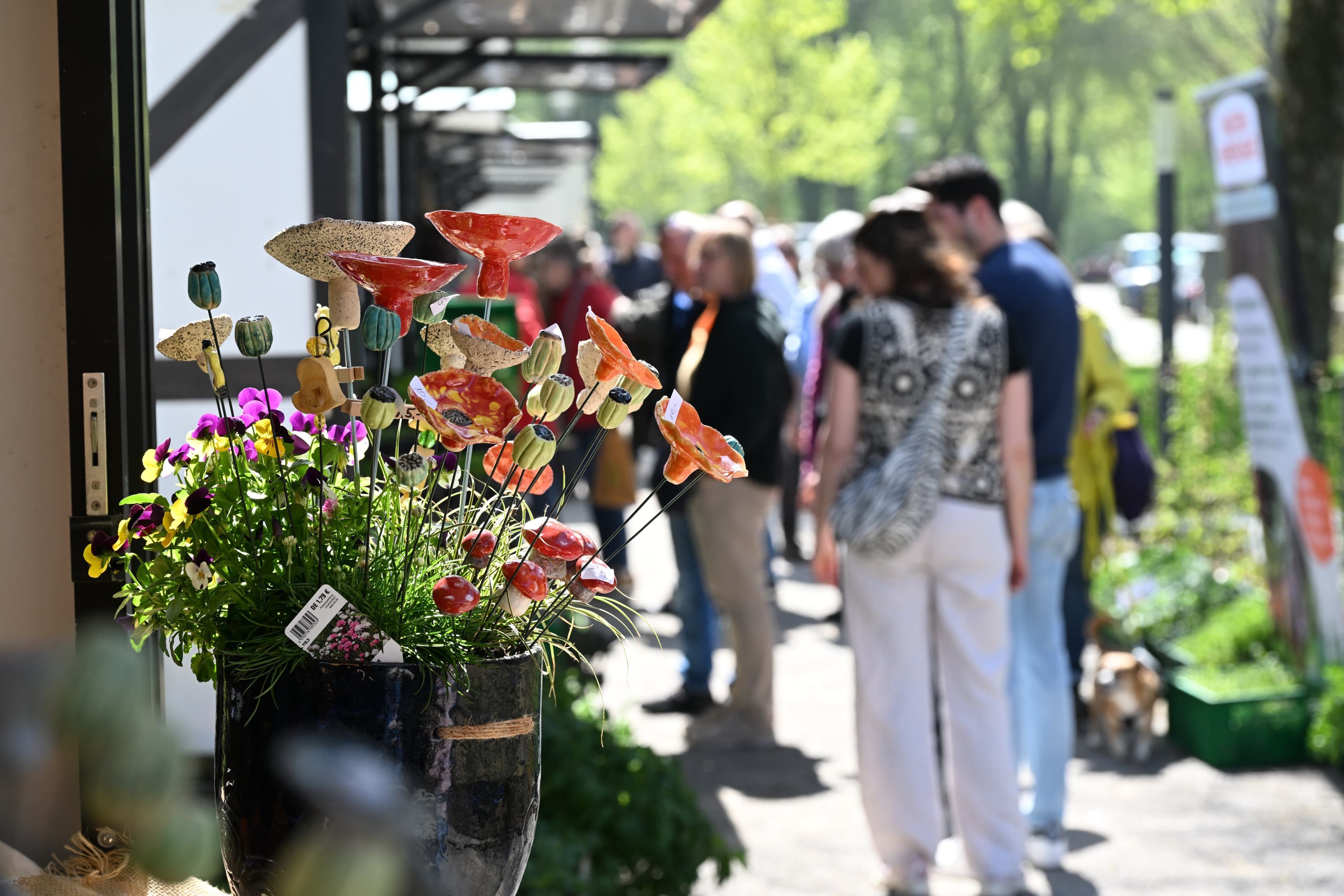 Besucher auf dem Altenberger Klostermarkt.