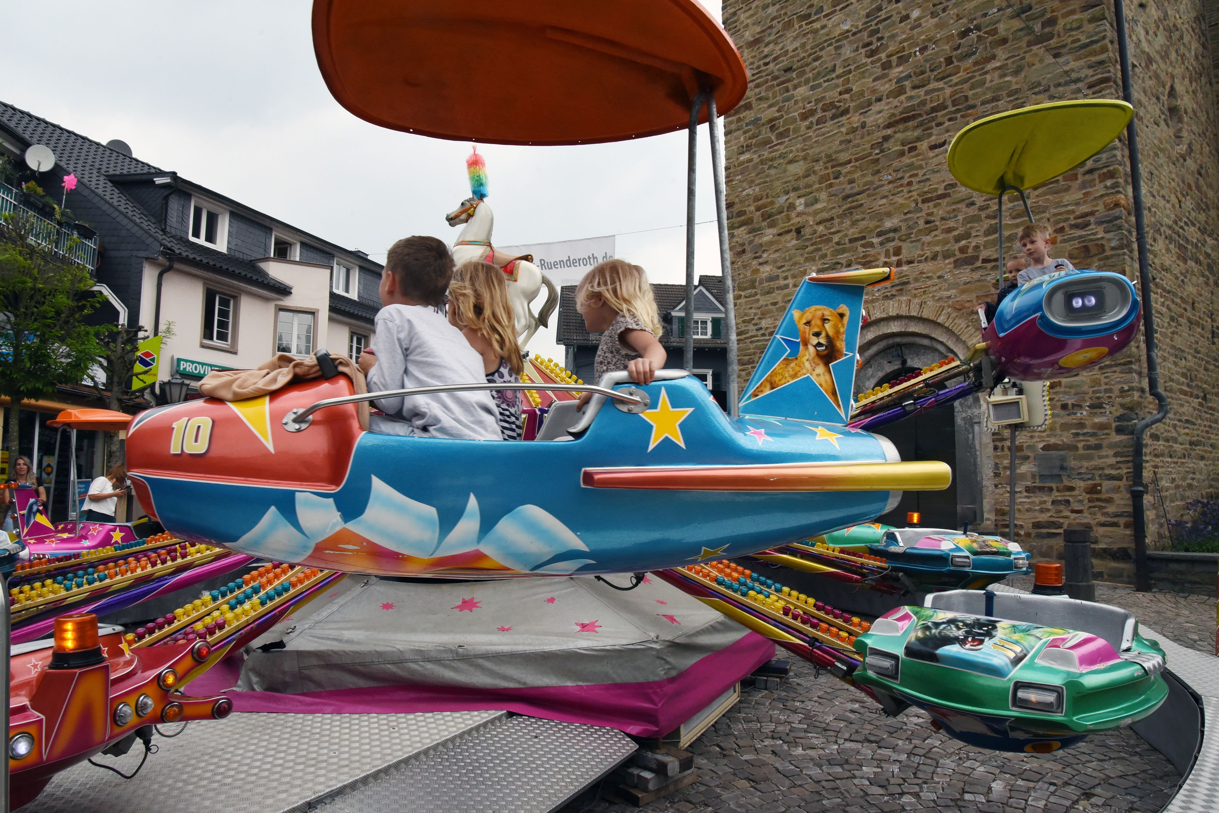 Kinder auf einem Karussell.