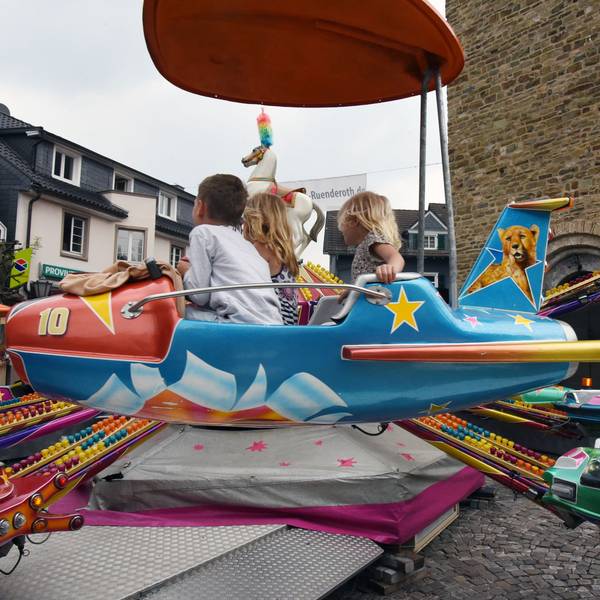 Kinder auf einem Karussell.