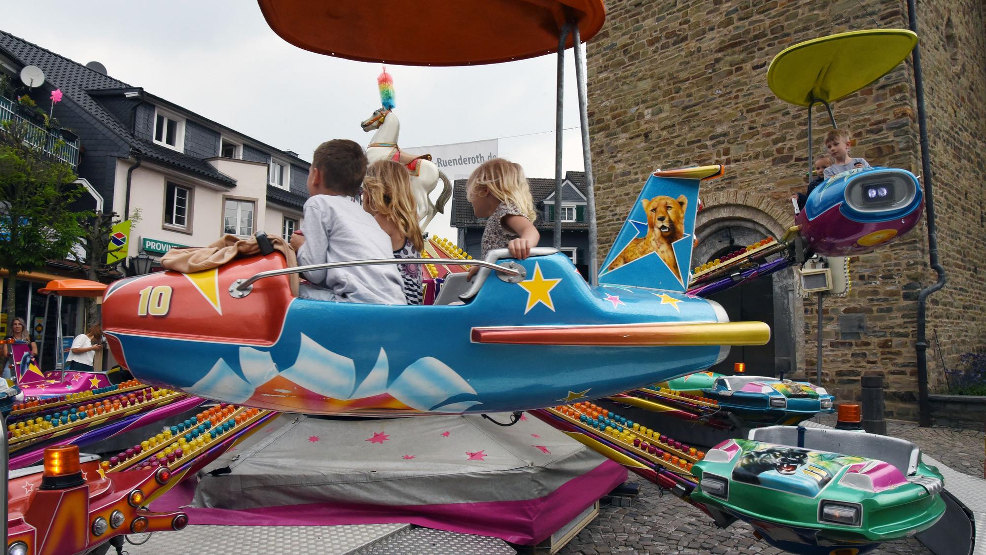 Kinder auf einem Karussell.