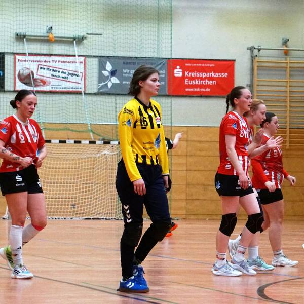 Mit traurigem Blick gehen die Euskirchener Frauen nach dem Abstieg vom Feld.