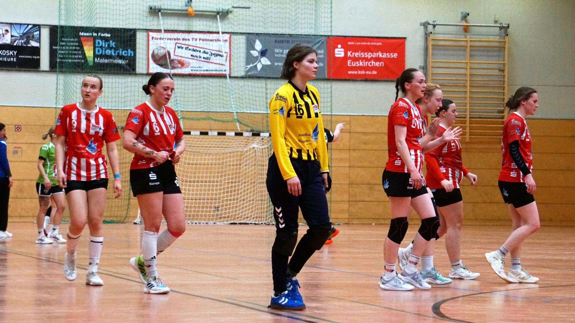 Mit traurigem Blick gehen die Euskirchener Frauen nach dem Abstieg vom Feld.