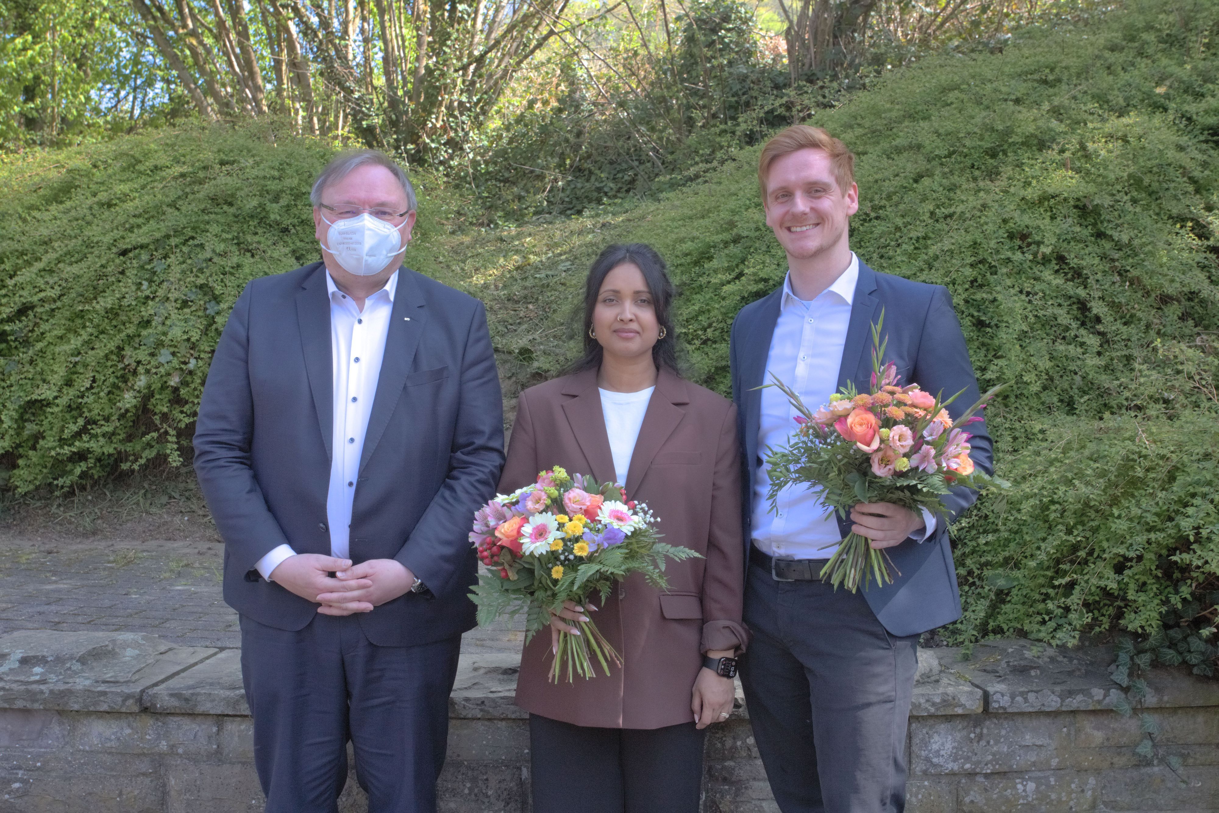 Das Foto zeigt SPD-Chef Thorsten Konzelmann (l.) und die Kandidaten Mary Roshani Thanapalasingham und Christian Hannes.