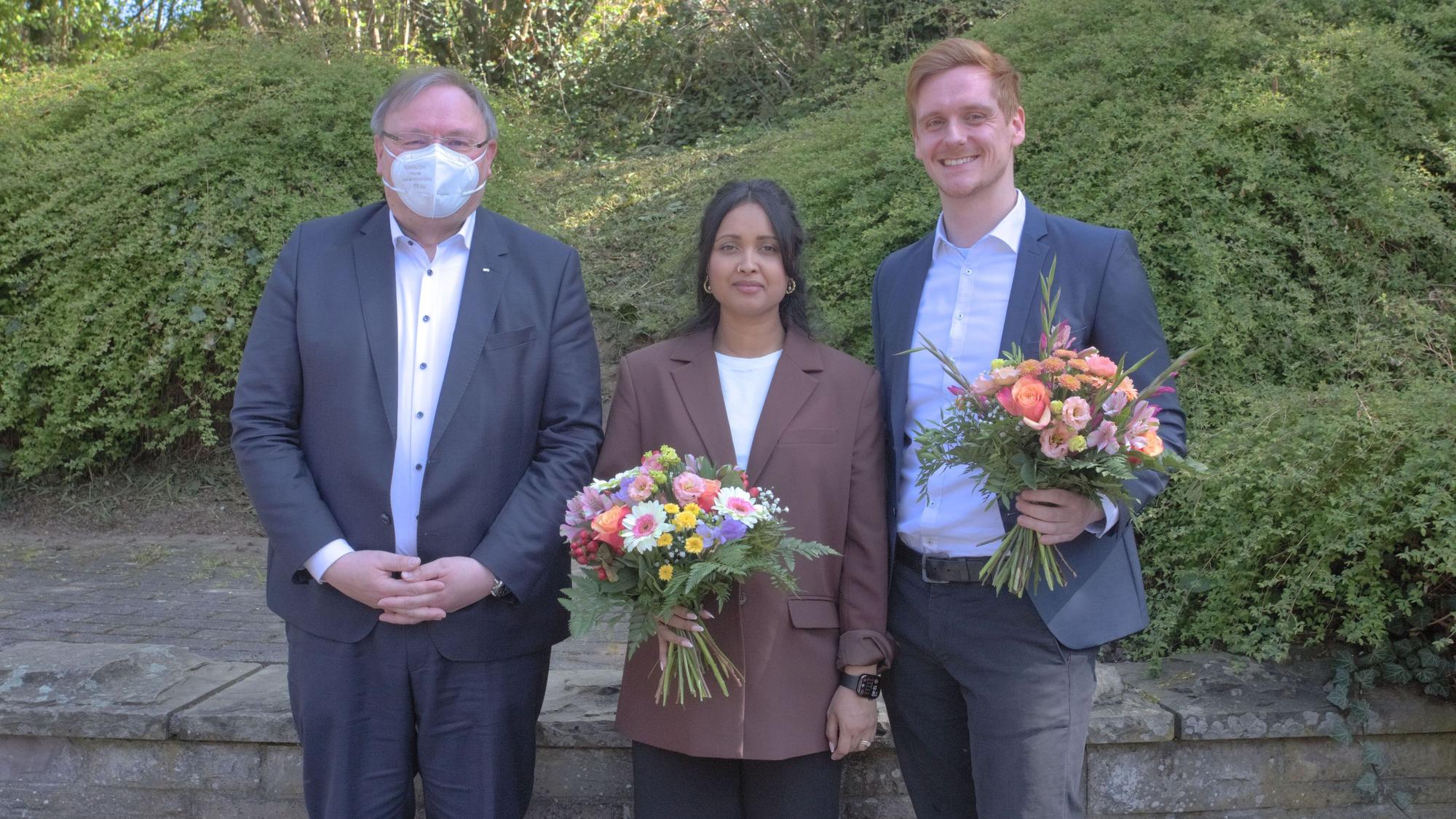 Das Foto zeigt SPD-Chef Thorsten Konzelmann (l.) und die Kandidaten Mary Roshani Thanapalasingham und Christian Hannes.