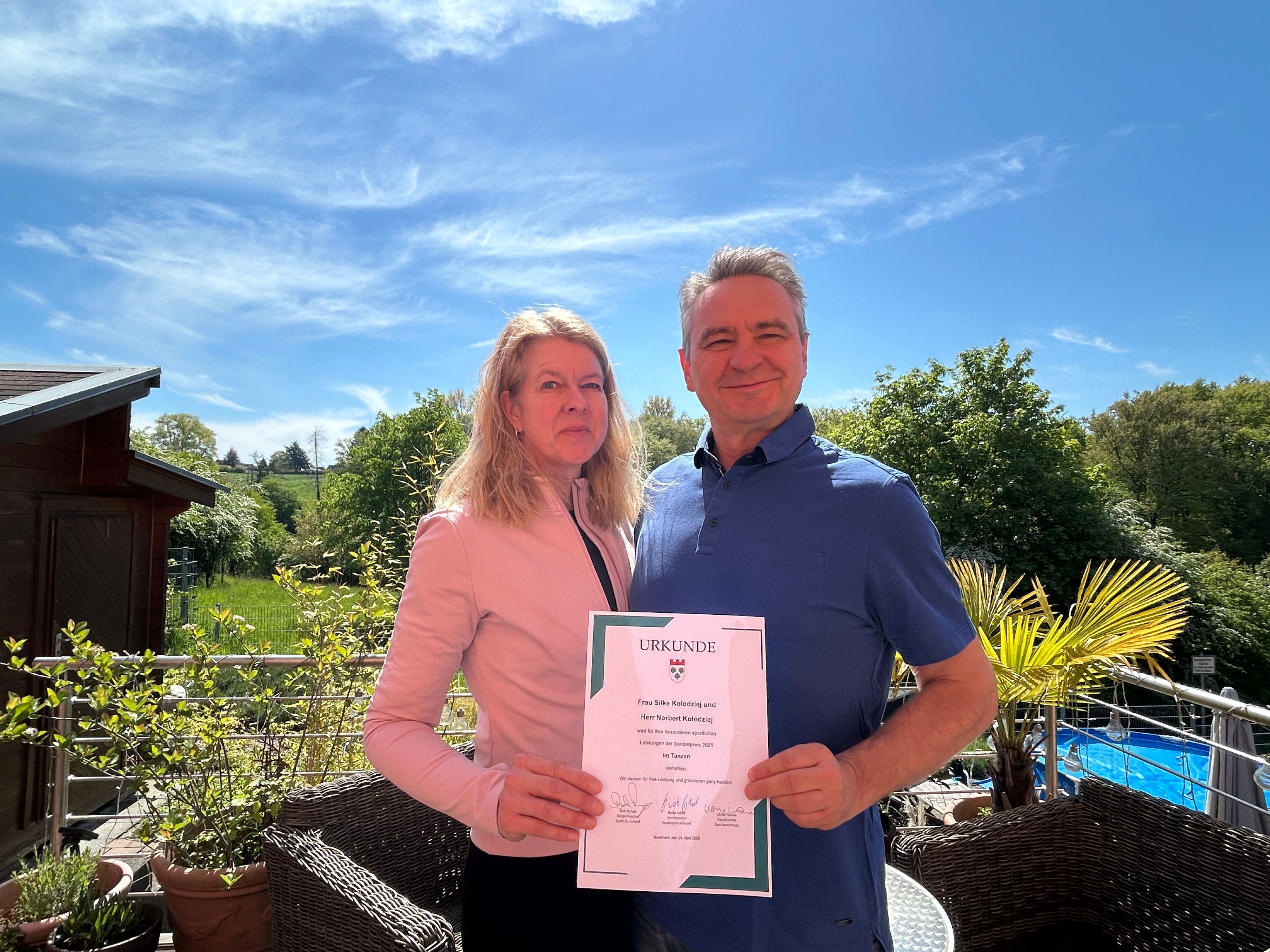 Silke und Norbert Kolodziej mit ihrer Urkunde als Sportler des Jahres