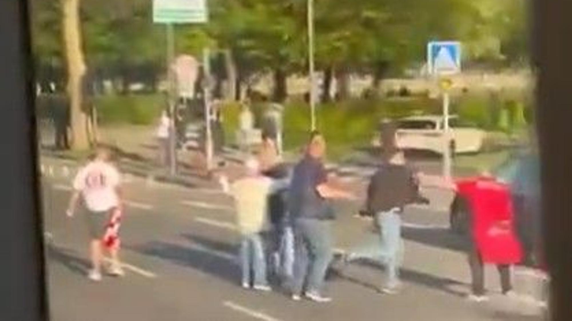 Fußball-Fans prügeln sich nach dem Bundesligaspiel zwischen dem 1. FC Köln und Bayer 04 Leverkusen am 25. April 2026 mitten auf der Aachener Straße in Köln.