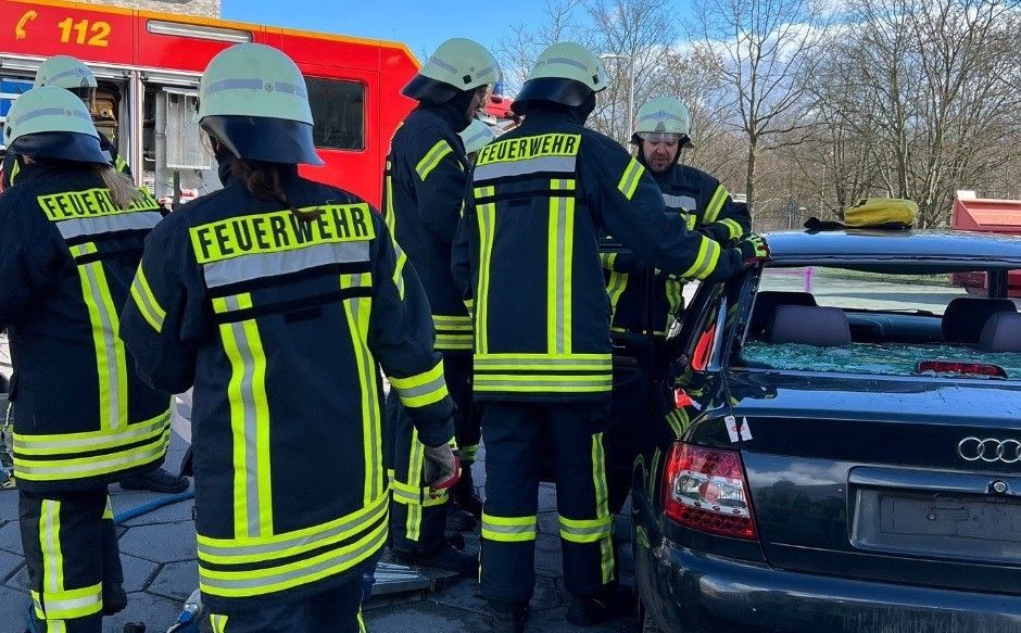 Einsatzkräfte der Feuerwehr Leverkusen bei einem Einsatz auf der Autobahn (Symbolfoto).