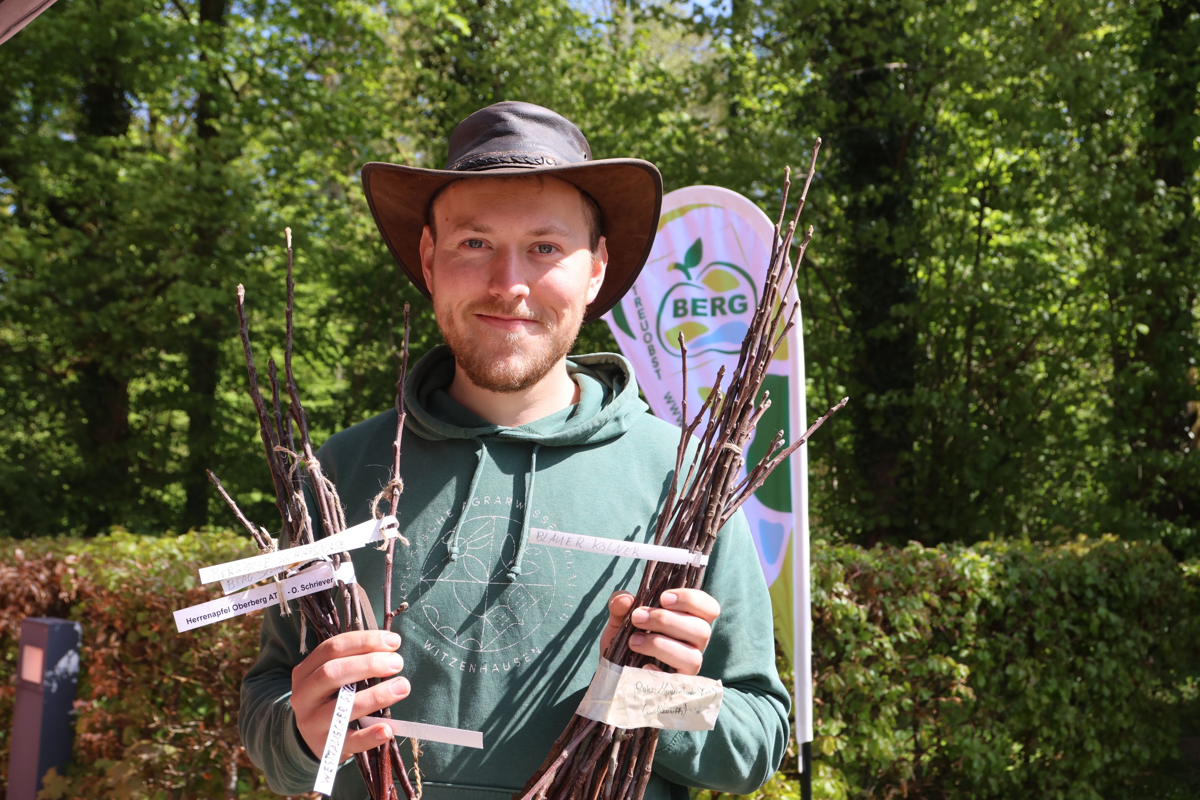 Ein Mann zeigt eine Auswahl Edelreiser.