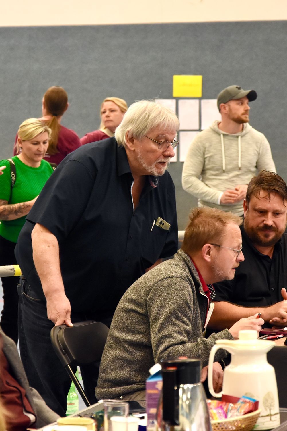 Rock´n´Roll Club (RRC) Siegburgrictet Tzunrier im Anno-Gymnasium Siegburg aus,  Turnierleiter Hans-Werner Kirz (Mitte)