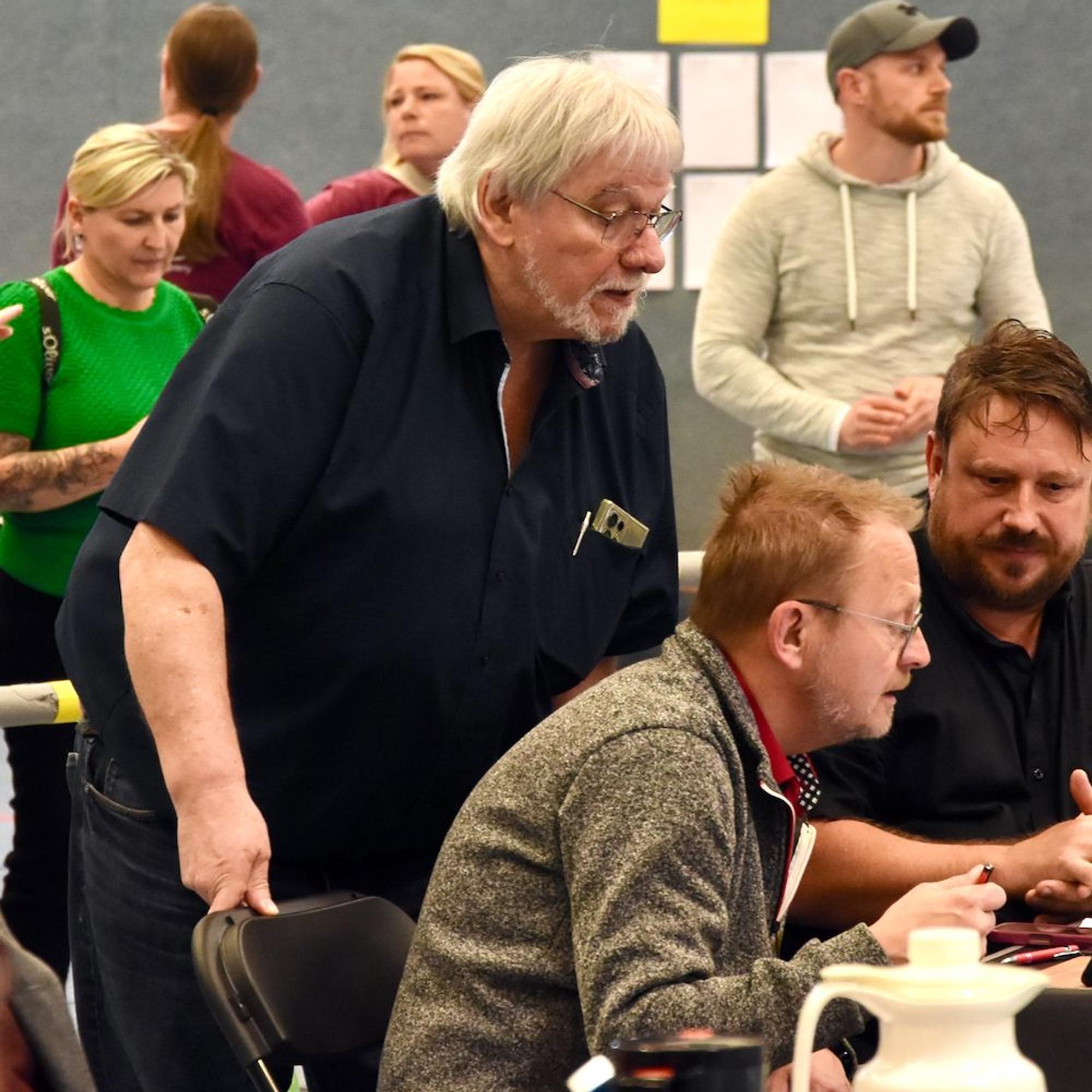 Rock´n´Roll Club (RRC) Siegburgrictet Tzunrier im Anno-Gymnasium Siegburg aus, Turnierleiter Hans-Werner Kirz (Mitte)
