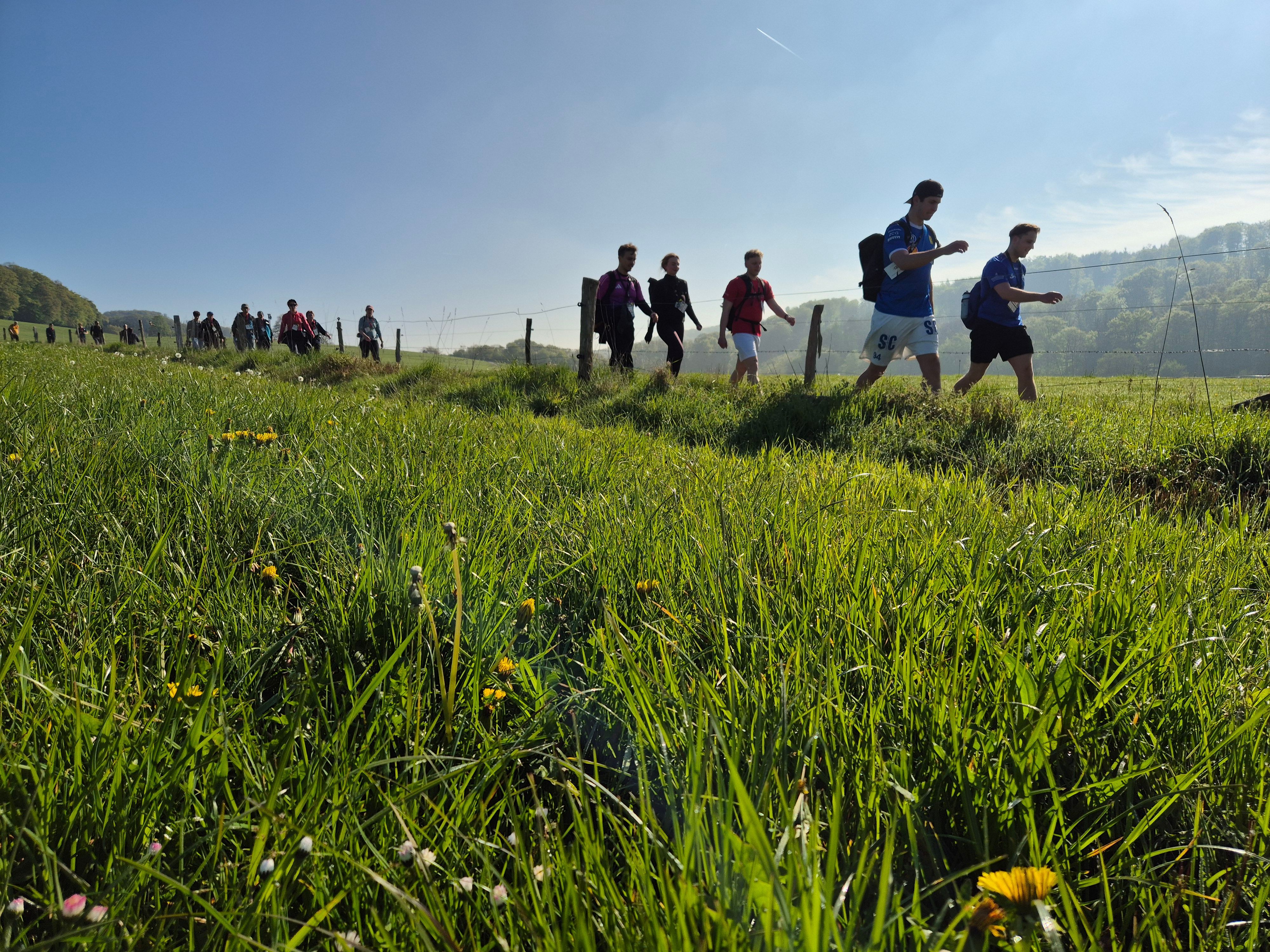 Das Foto zeigt Wanderer in der Nähe von Lindlar-Breun.