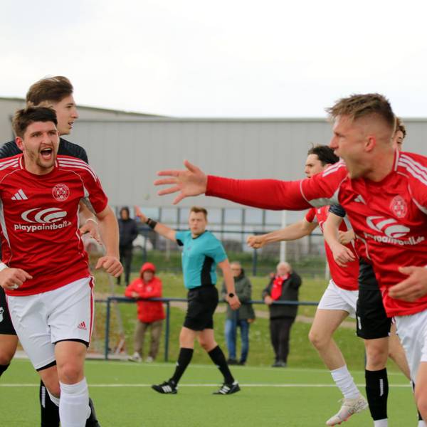 Marvin Iskra jubelt mit ausgestreckten Armen im Laufen.