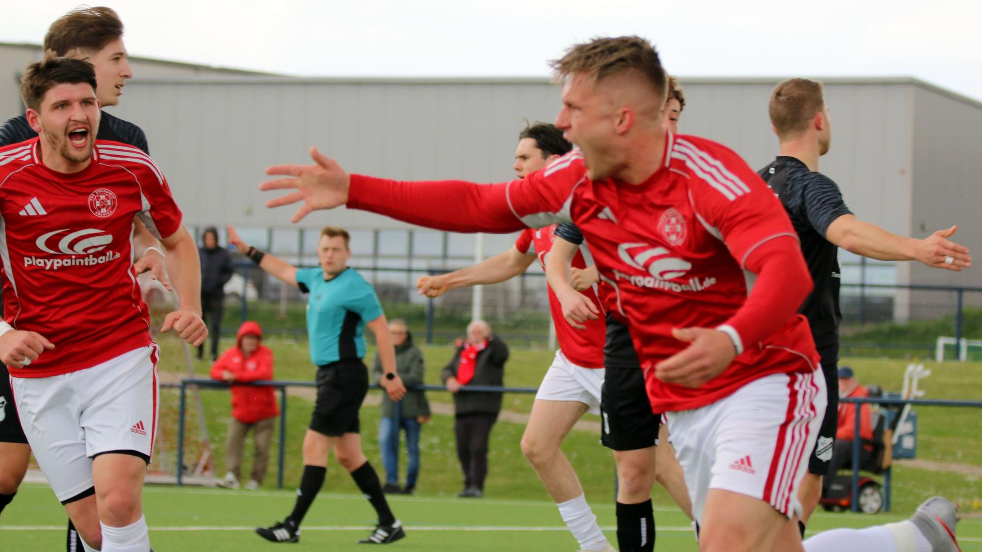 Marvin Iskra jubelt mit ausgestreckten Armen im Laufen.