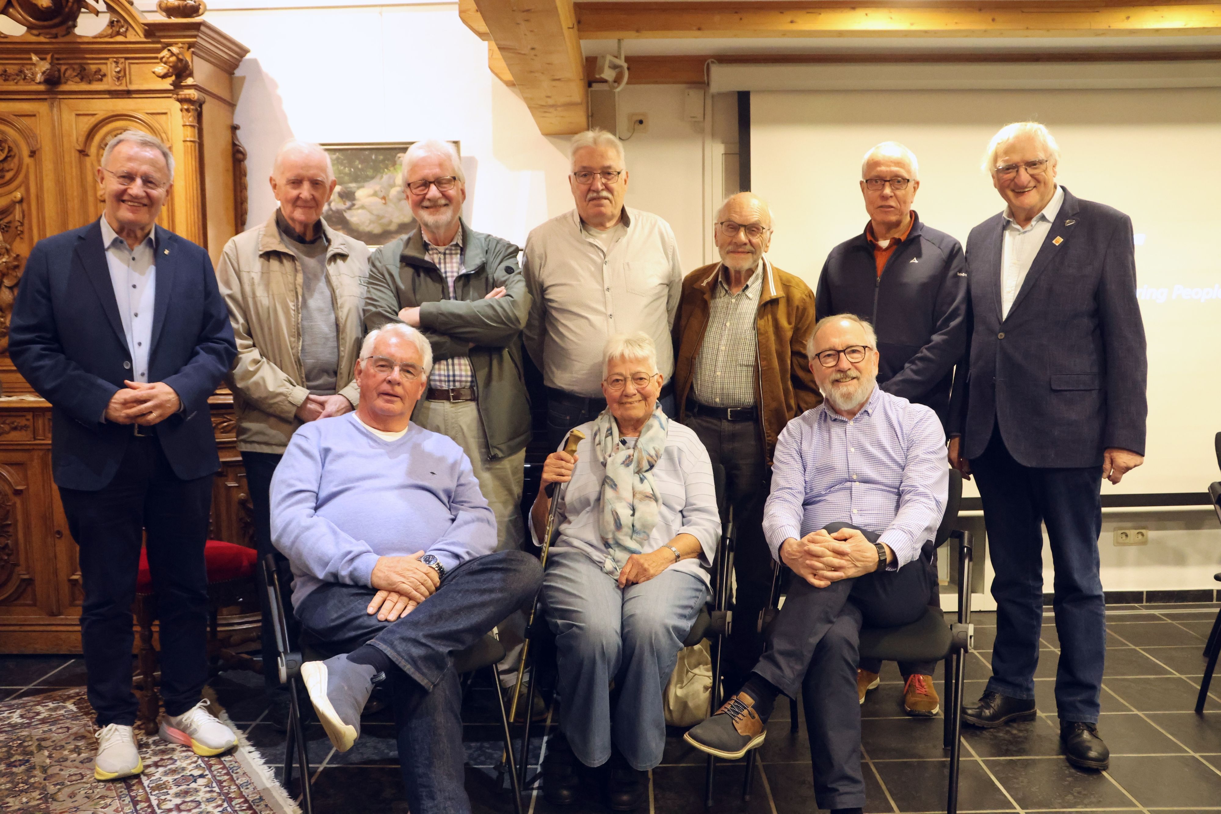 Das Foto zeigt die Akteure des Bergneustädter Heimatabends.