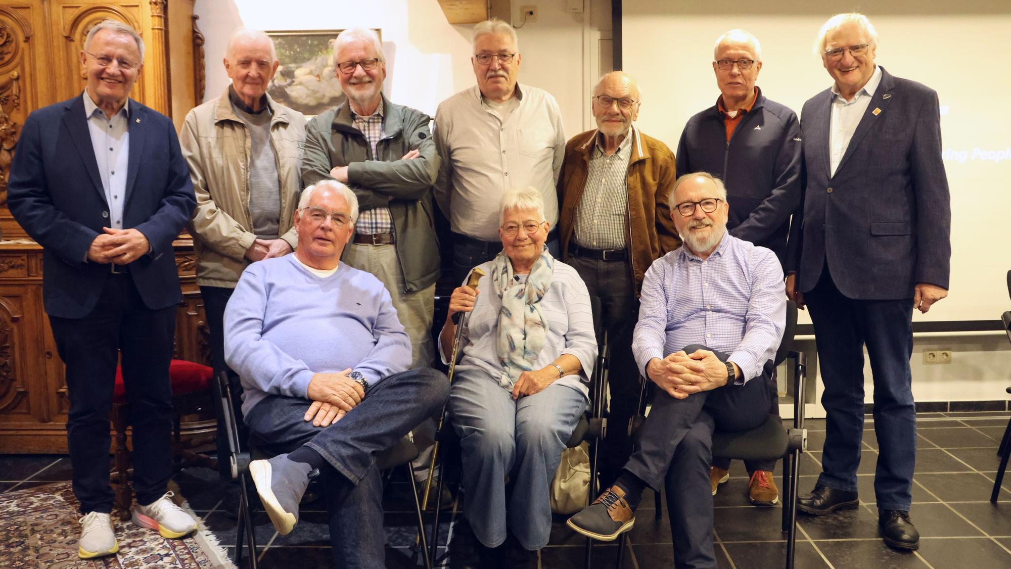 Das Foto zeigt die Akteure des Bergneustädter Heimatabends.