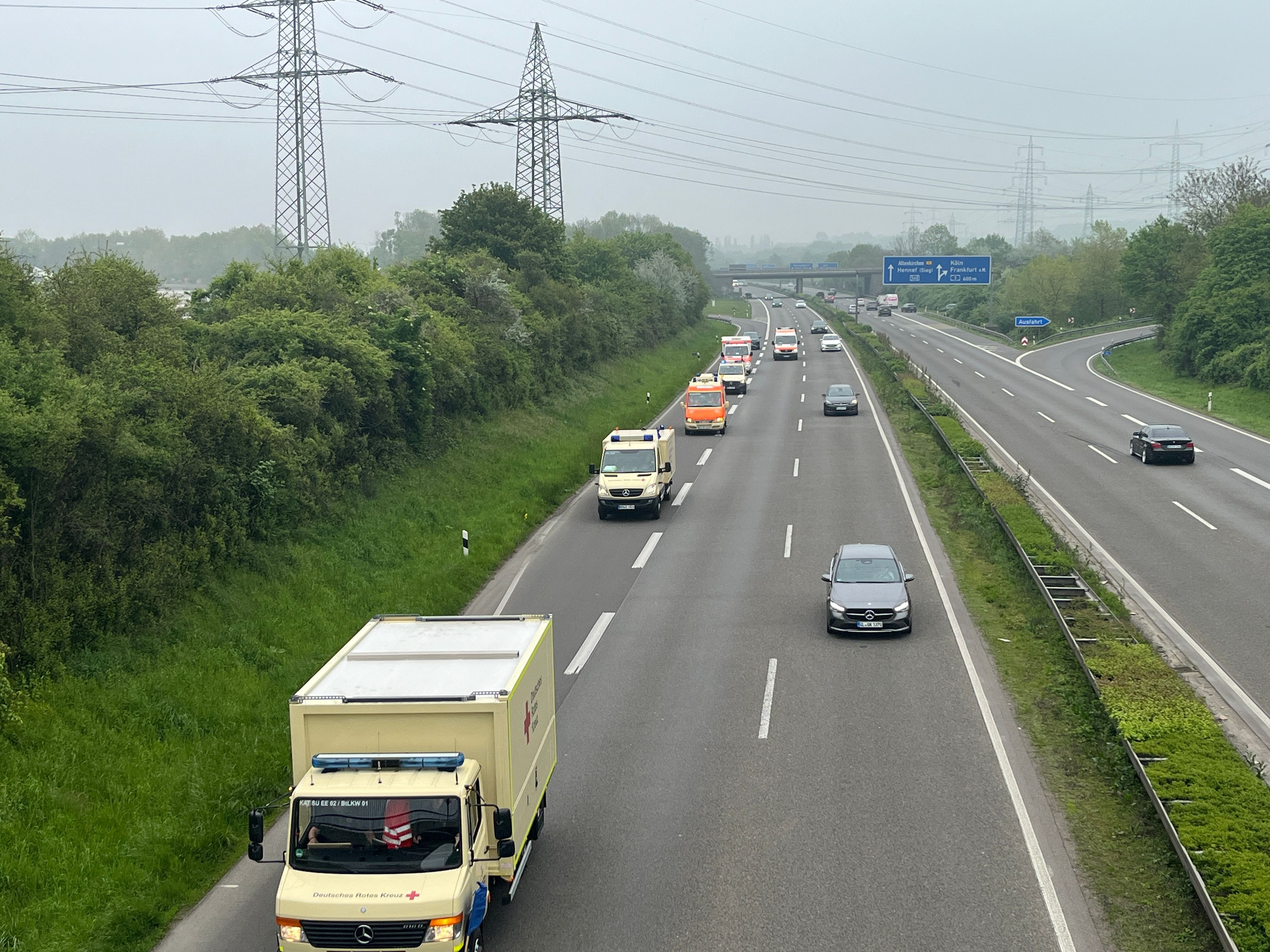 Eine der drei Kolonnen fährt im geschlossenen Verband auf die Autobahn 560 auf.