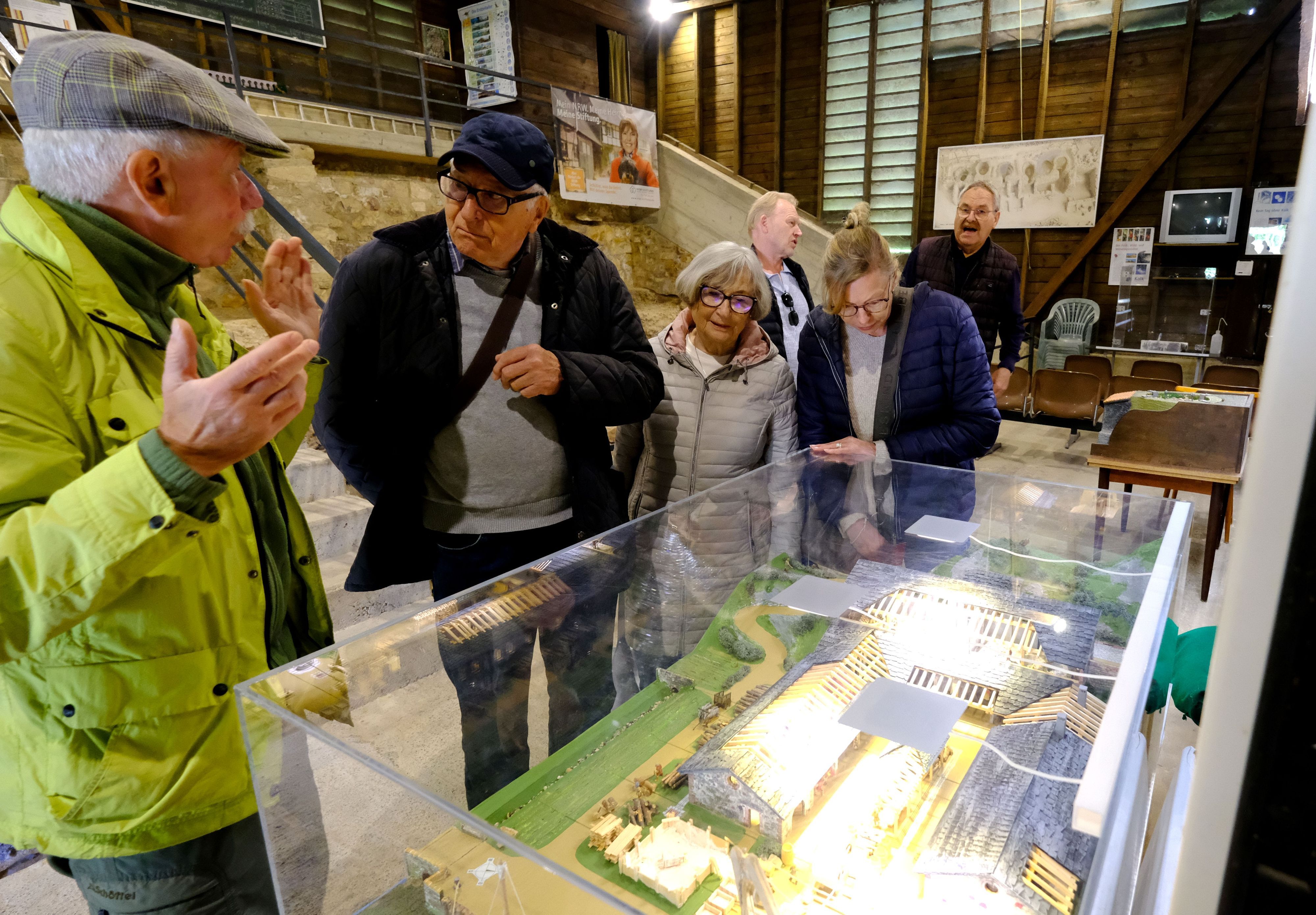 Besucher in der römischen Kalkbrennerei in Iversheim nehmen während des Aktionstags Zu Gast in der eigenen Heimat an einer Führung teil.