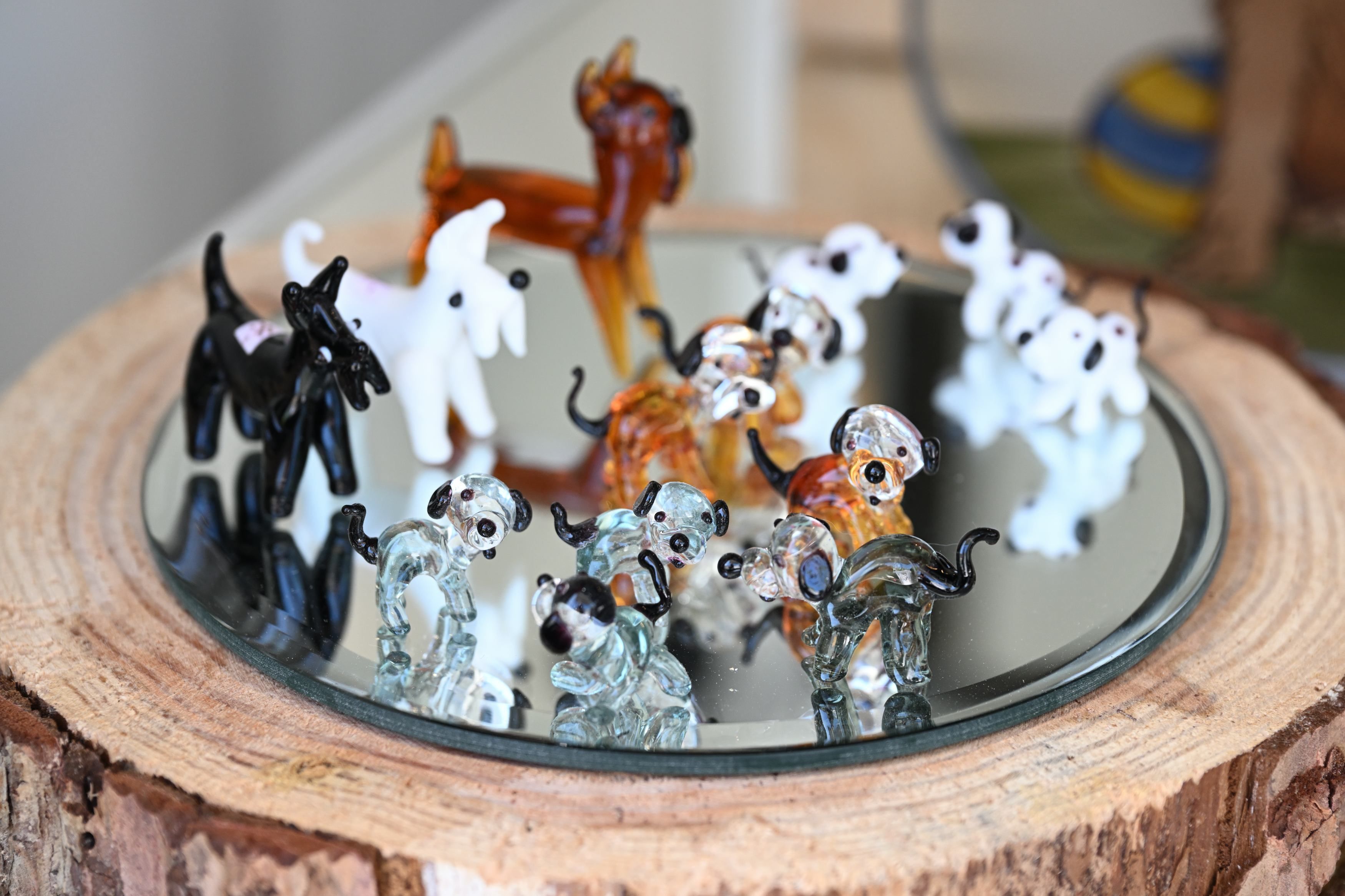 Tiere aus Glas auf einem Tablett.