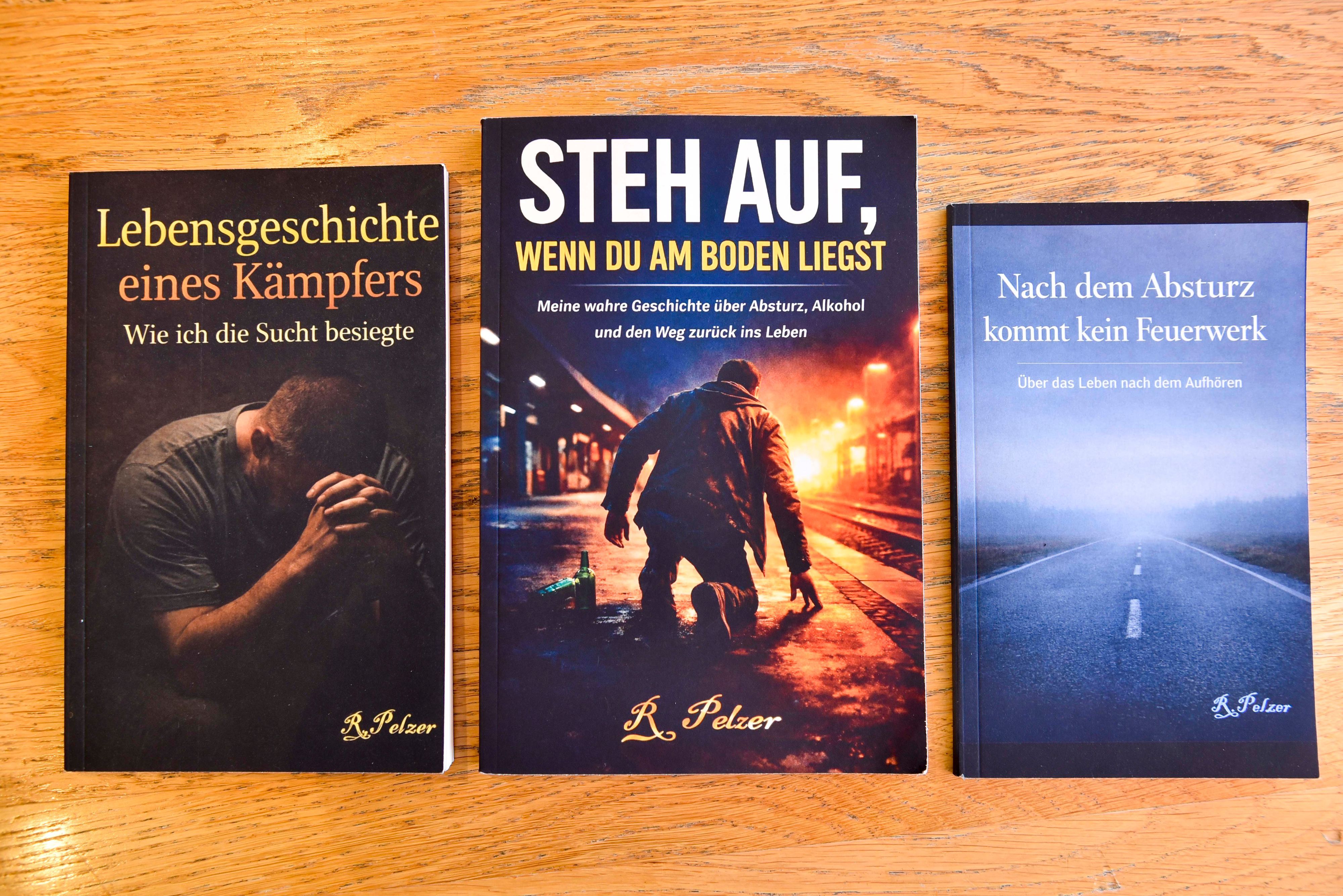 Auf dem Foto sind drei Bücher zu sehen.