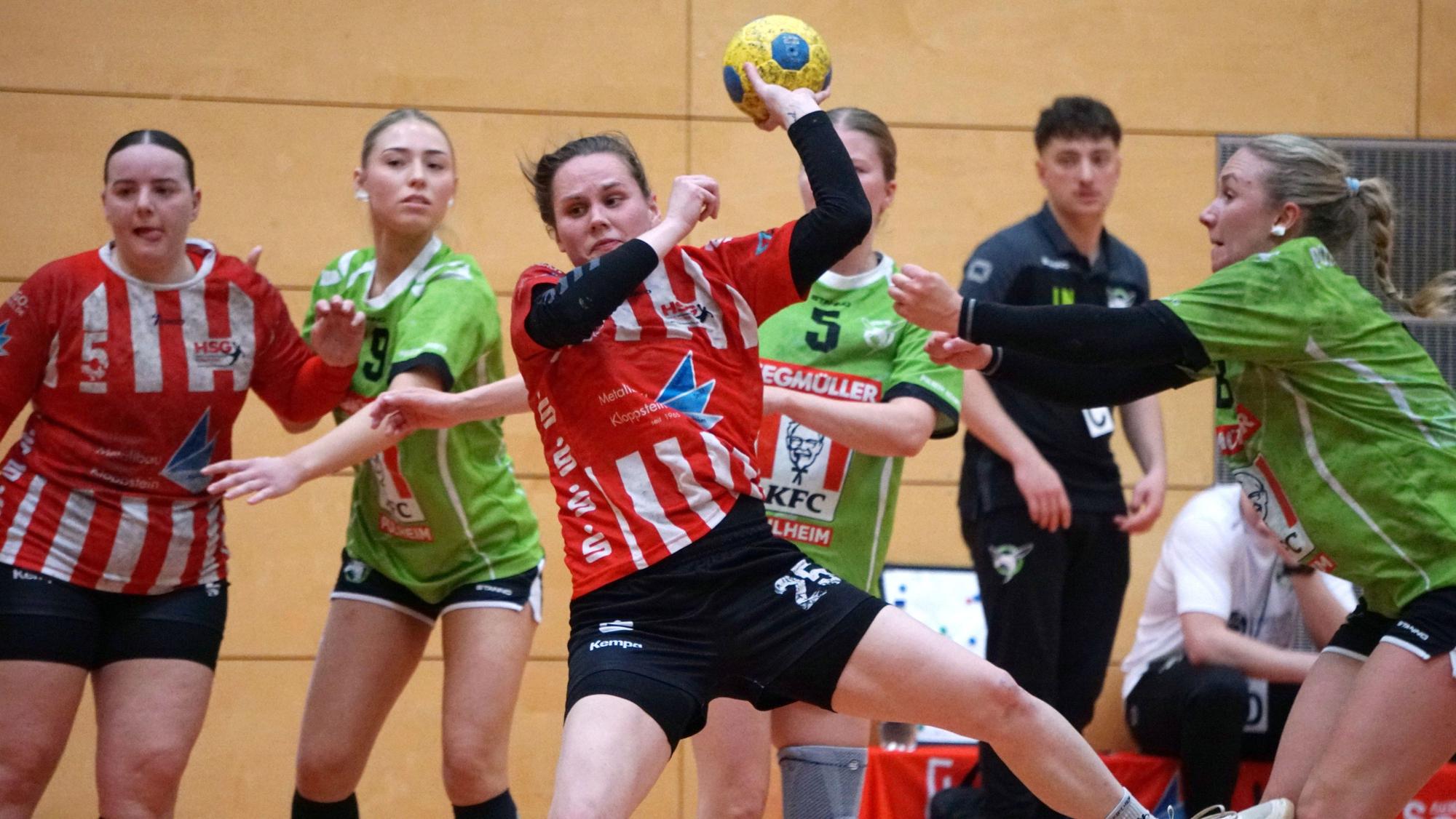 Luca Stajenda kann am Wurf nicht gehindert werden.