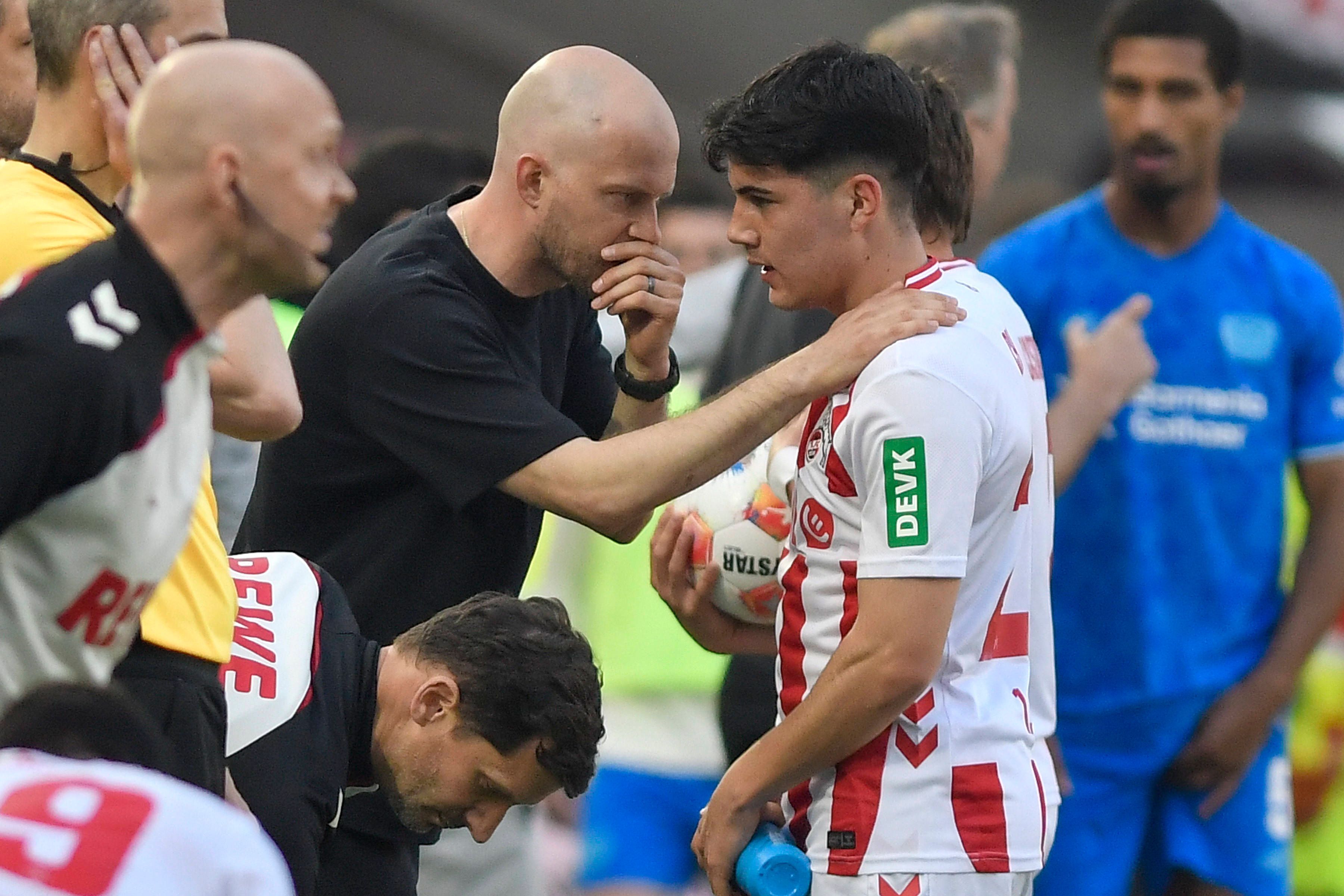 Rene Wagner Koeln instruiert Felipe Chavez Koeln 27 25.04.2026  Fussball  1. FC Koeln vs Bayer Leverkusen, Rheinenergiestadion, Koeln, DFB/DFL REGULATIONS PROHIBIT ANY USE OF PHOTOGRAPHS AS IMAGE SEQUENCES AND/OR QUASI-VIDEO *** Rene Wagner Koeln instructs Felipe Chavez Koeln 27 25 04 2026  Soccer  1 FC Koeln vs Bayer Leverkusen, Rheinenergiestadion, Koeln, DFB DFL REGULATIONS PROHIBIT ANY USE OF PHOTOGRAPHS AS IMAGE SEQUENCES AND OR QUASI VIDEO Copyright: xpepphotox/xHorstxMauelshagenx pep00321, pep_20260425_hm_344984
