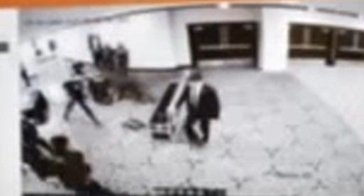 Das Video zeigt, wie die Person einfach durch die Sicherheitskontrolle rennt.