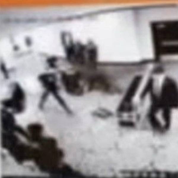 Das Video zeigt, wie die Person einfach durch die Sicherheitskontrolle rennt.