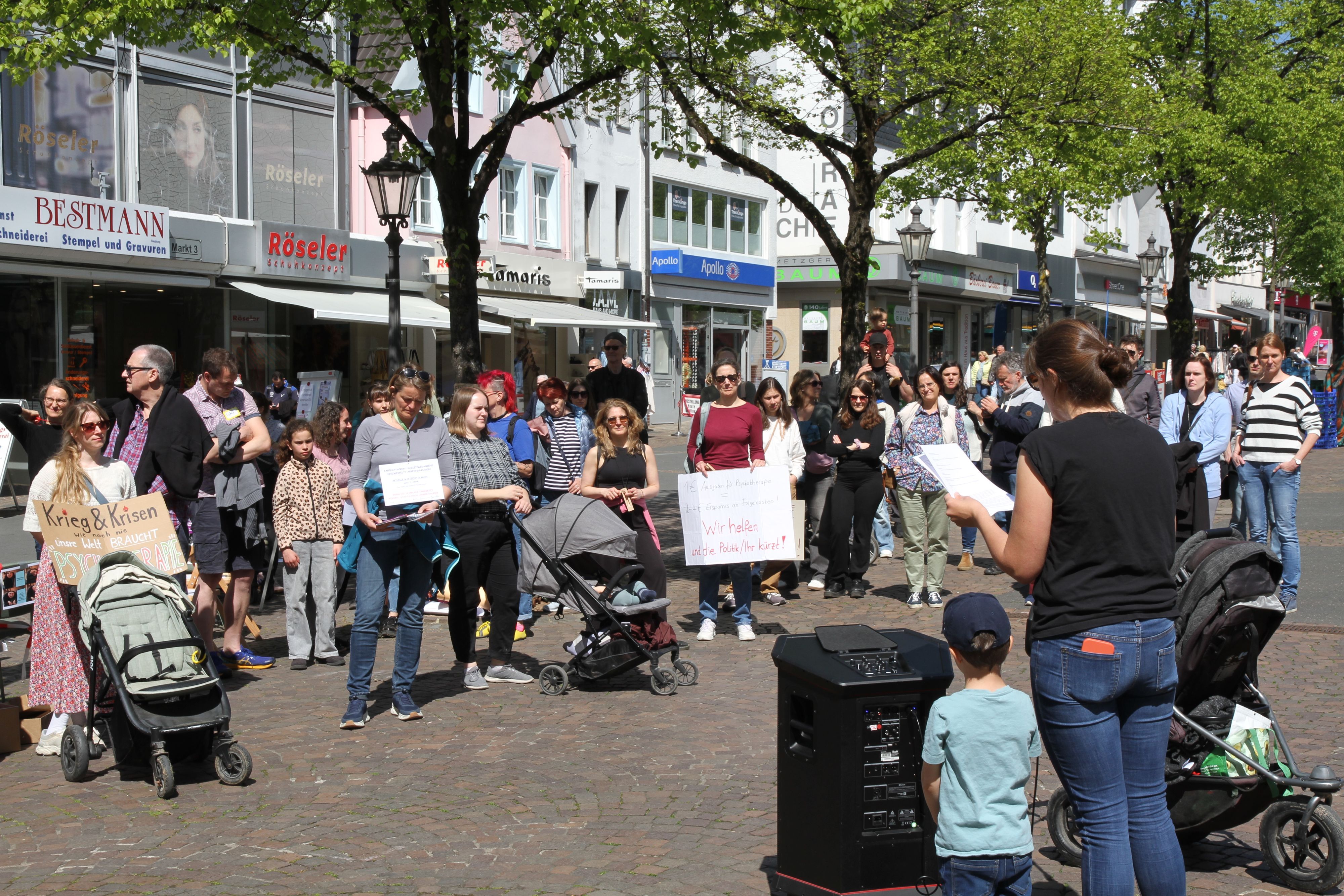Psychotherapeuten zeigen in Siegburg Flagge gegen Honorarkürzungen