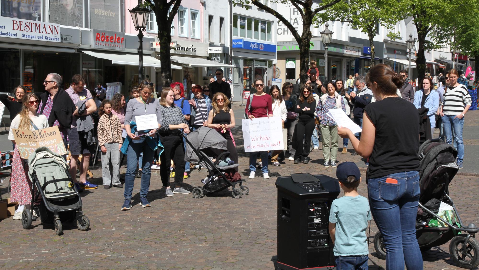 Psychotherapeuten zeigen in Siegburg Flagge gegen Honorarkürzungen
