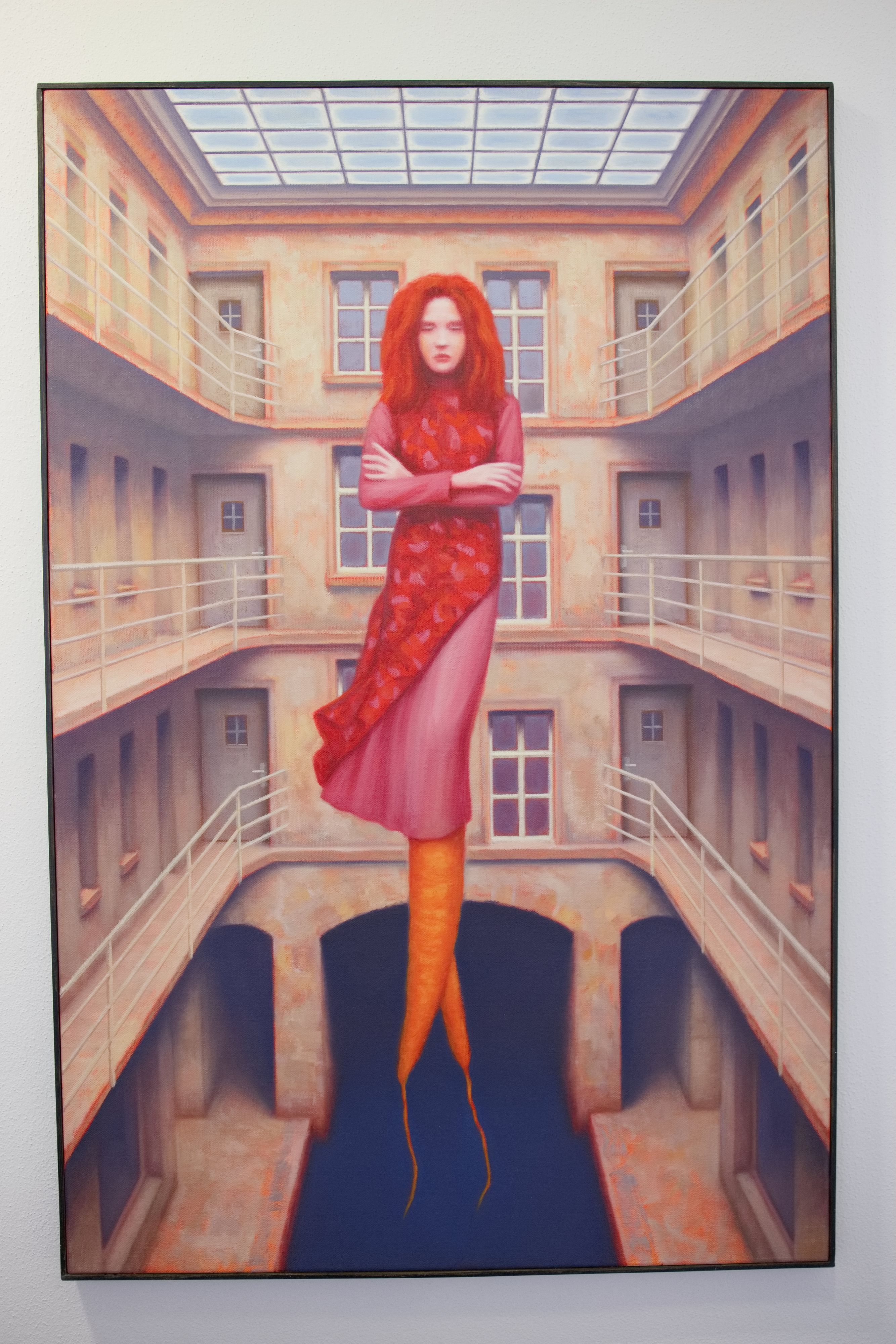 Eine Frau mit den Beinen wie zwei Möhren schwebt inm Innenhof eines mehrstöckigen Gebäudes.