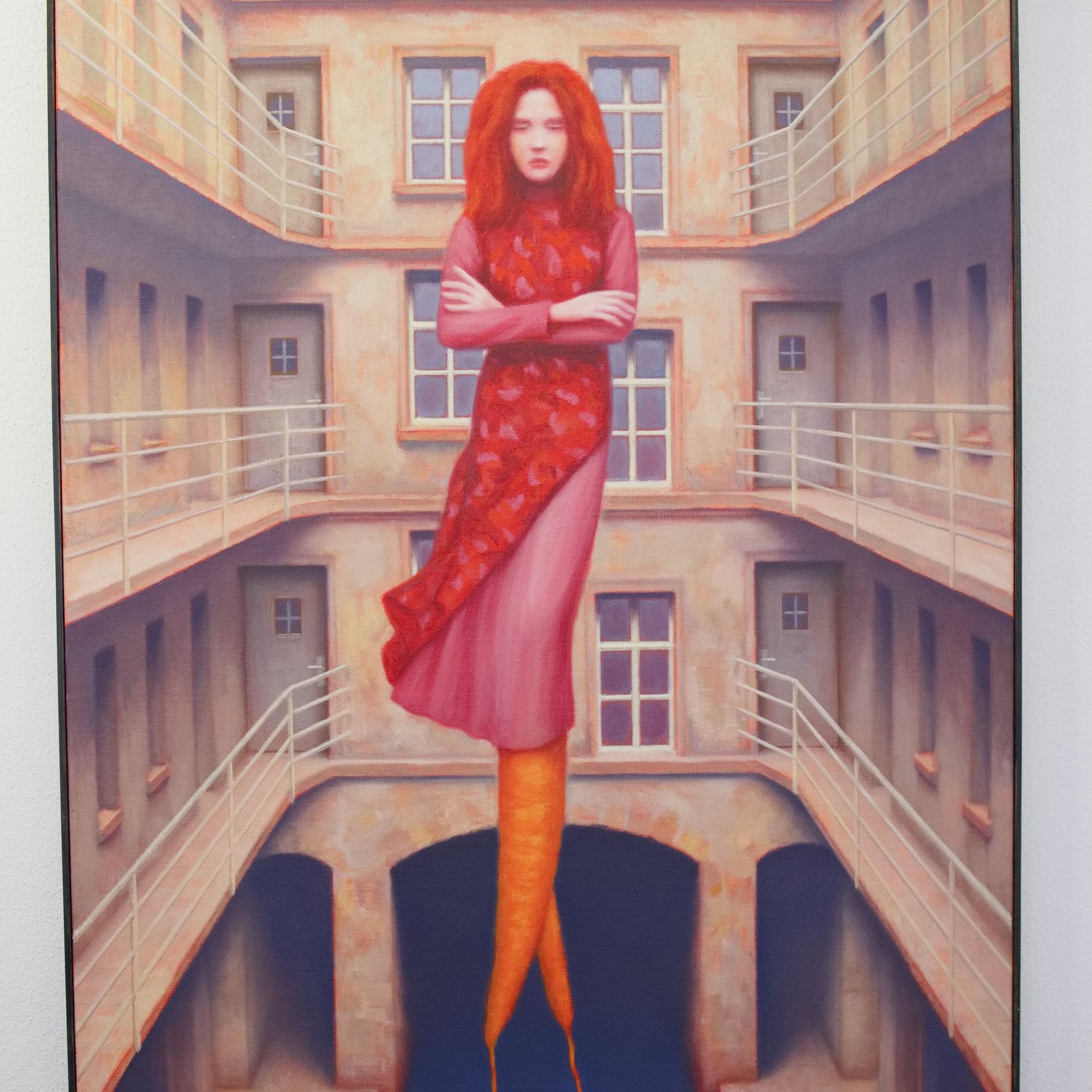 Eine Frau mit den Beinen wie zwei Möhren schwebt inm Innenhof eines mehrstöckigen Gebäudes.