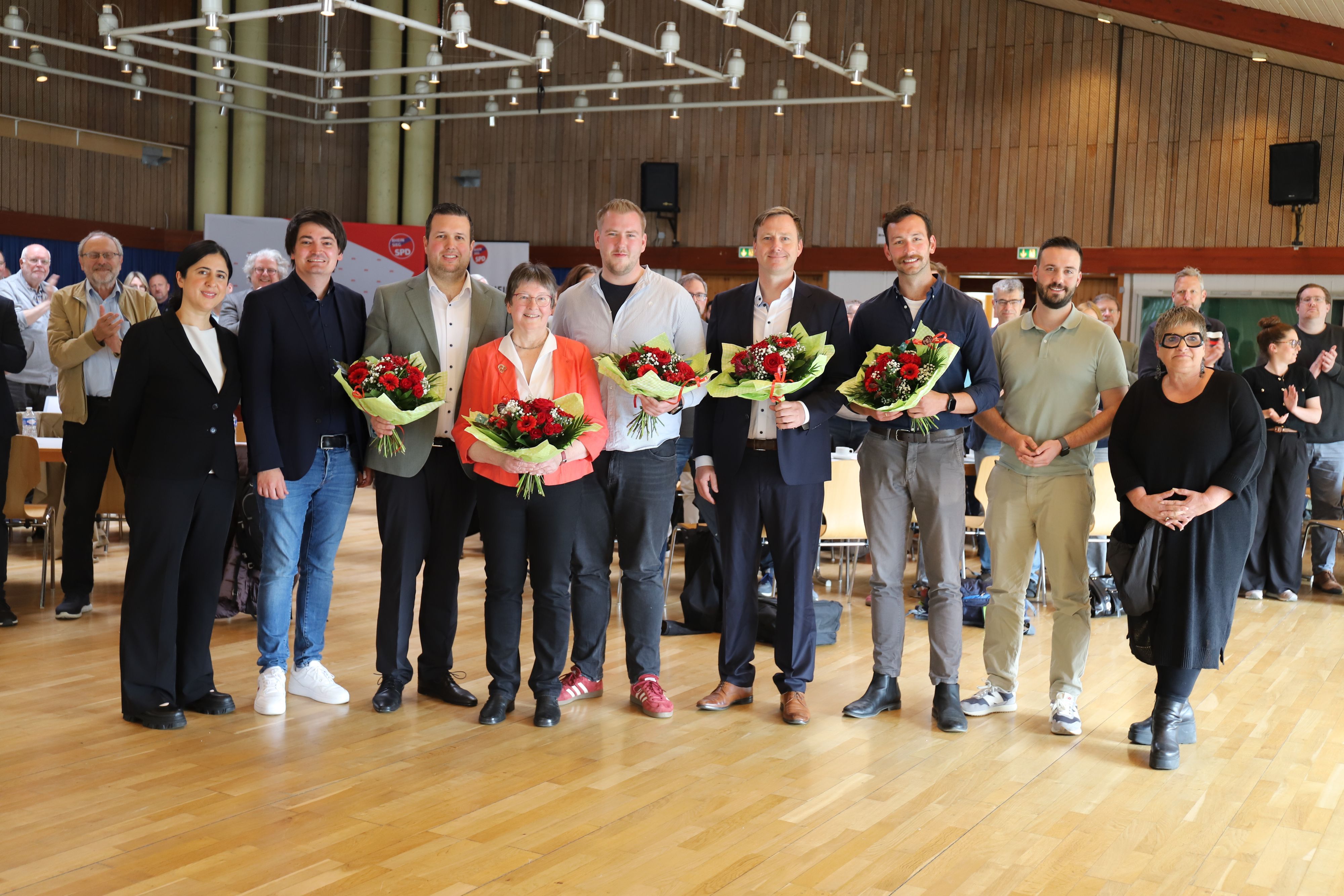 Die SPD Rhein-Sieg stellte auf einer Delegiertenversammlung  die fünf Kandidaten für die Landtagswahl 2027 auf. Der Kreisvorstand überreichte ihnen jeweils einen Blumenstrauß.