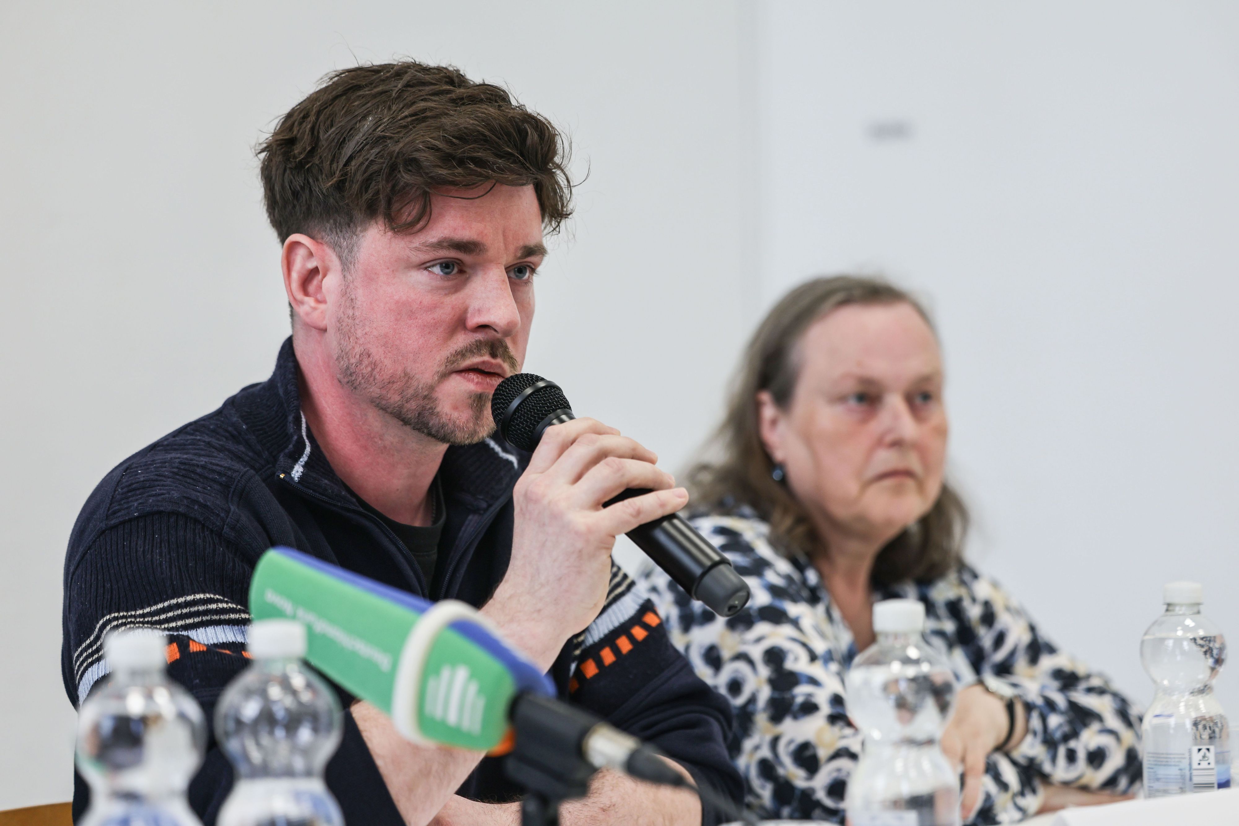Antonius Michelmann (l), Bruder der in Syrien inhaftierten Eva Maria Michelmann, spricht auf einer Pressekonferenz neben seiner Mutter Rotraut Hake-Michelmann. Die Kölnerin Eva Maria Michelmann und der kurdische Journalist A. Polat waren im Zusammenhang mit einer Offensive der syrischen Armee im Norden des Landes verschwunden.