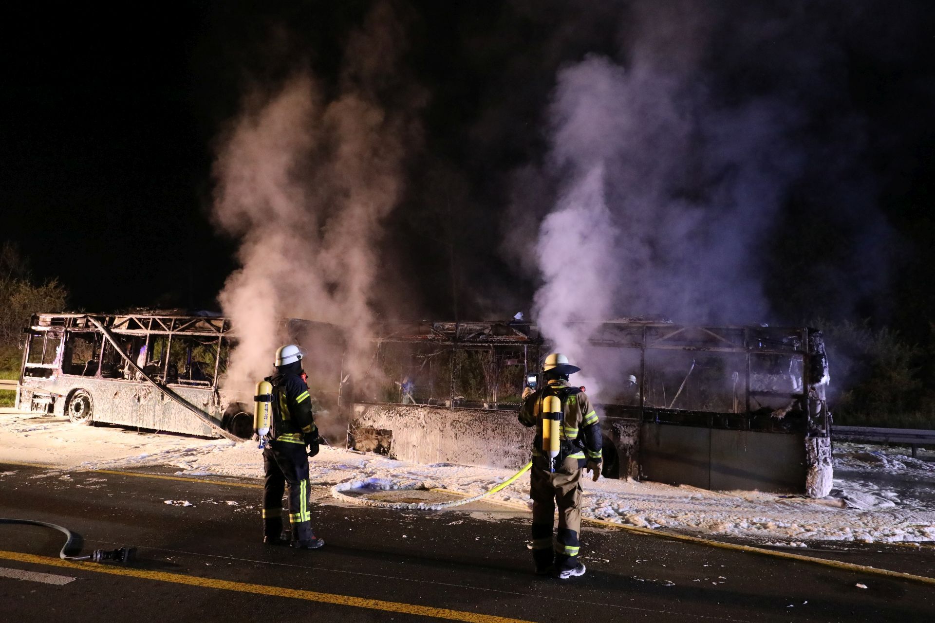 Auf der A3 zwischen Bad Honnef Linz und Siebengebirge ist in der Nacht zu Montag ein Bus in Flammen aufgegangen.
