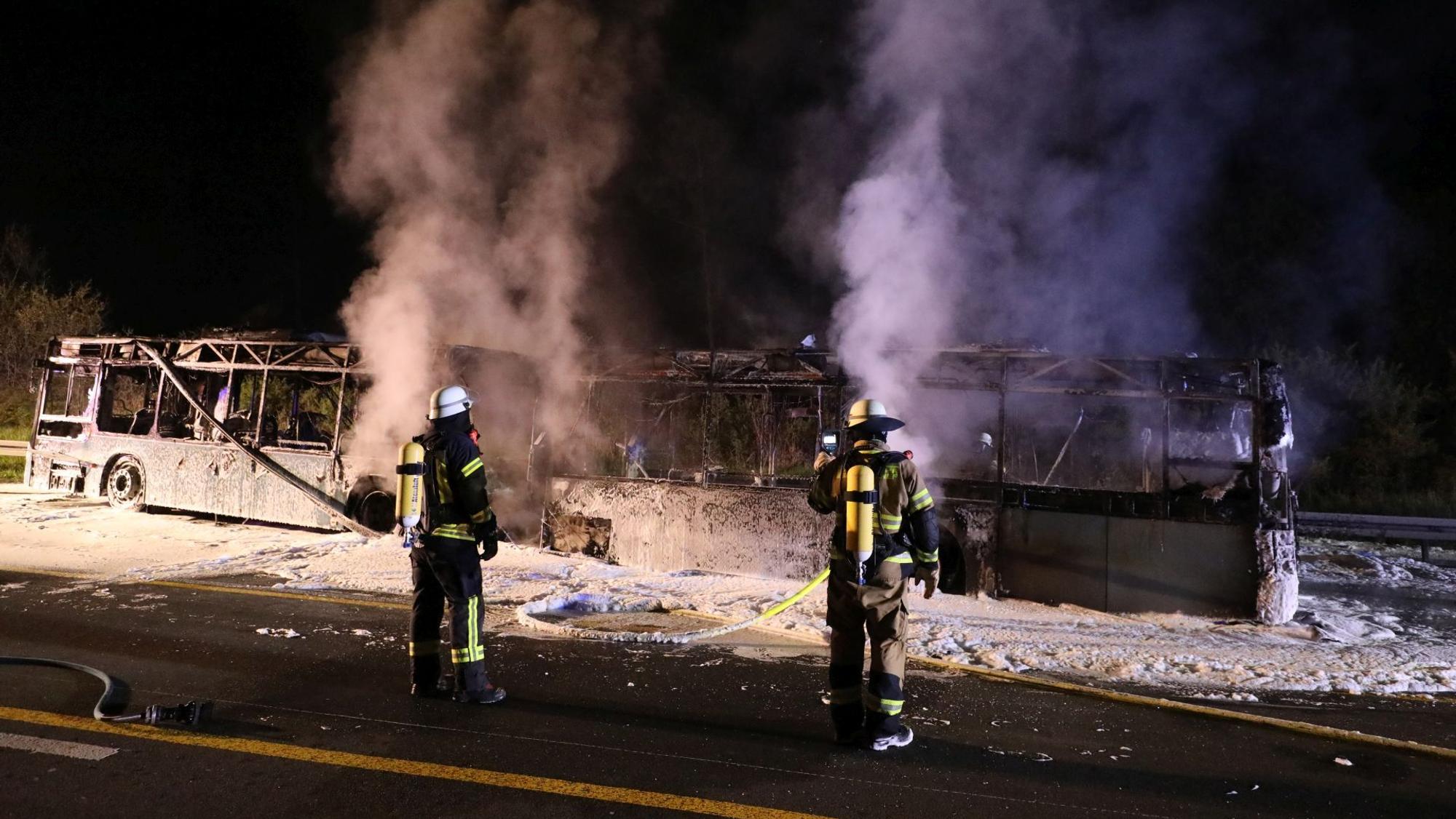 Auf der A3 zwischen Bad Honnef Linz und Siebengebirge ist in der Nacht zu Montag ein Bus in Flammen aufgegangen.
