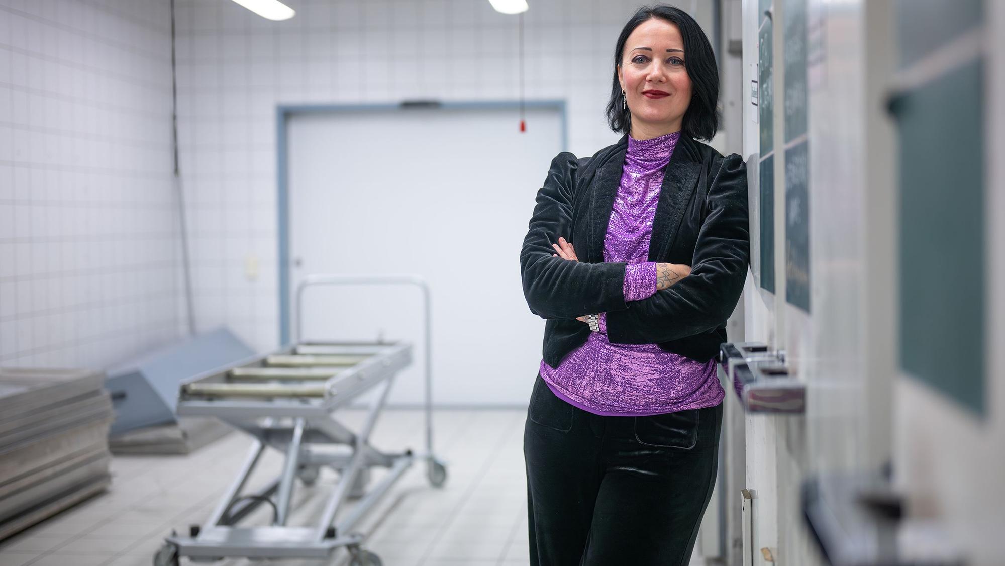 Eine Frau lächelt in die Kamera.