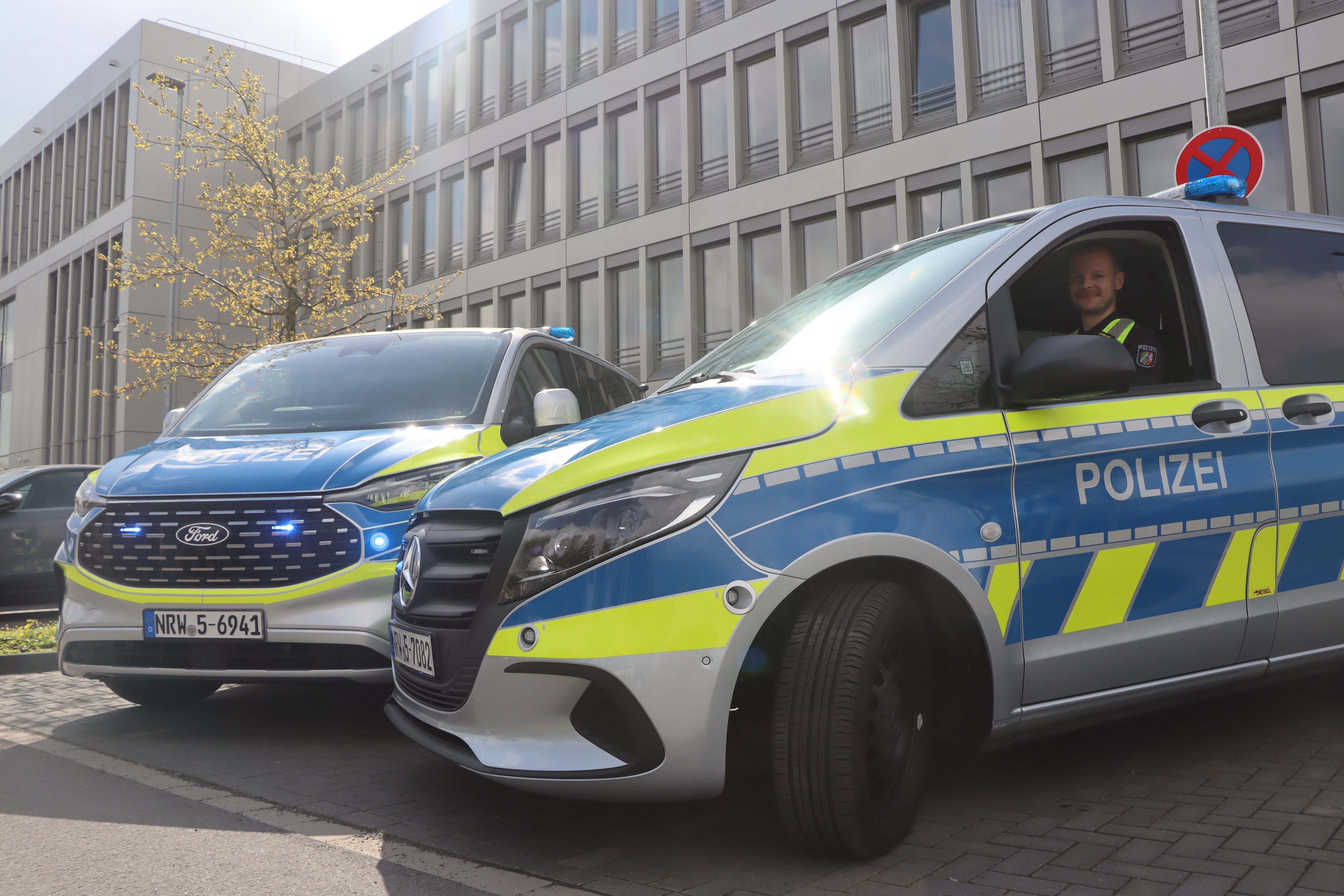 Das Bild zeigt zwei Streifenwagen.