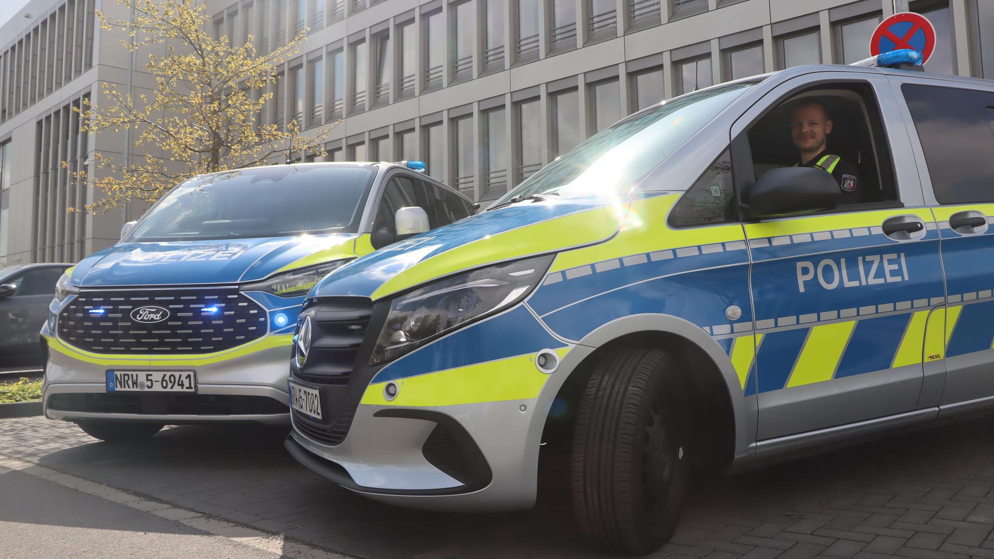 Das Bild zeigt zwei Streifenwagen.