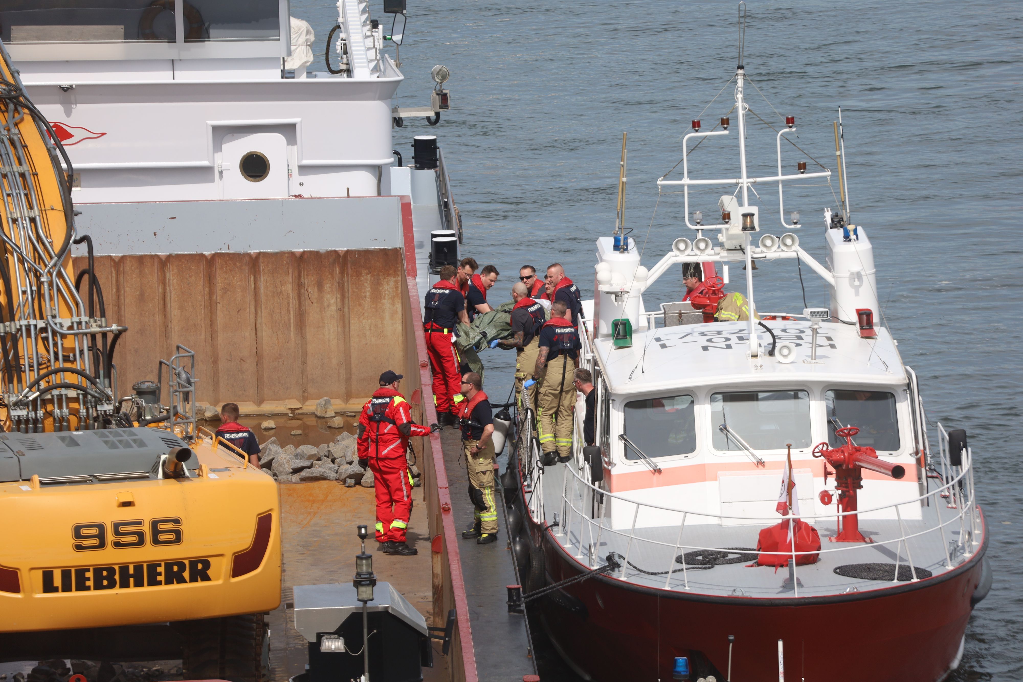 Am Vormittag haben die Wasserretter der Feuerwehr in Höhe der Südbrücke eine Leiche aus dem Rhein geborgen. Die Polizei ermittelt.