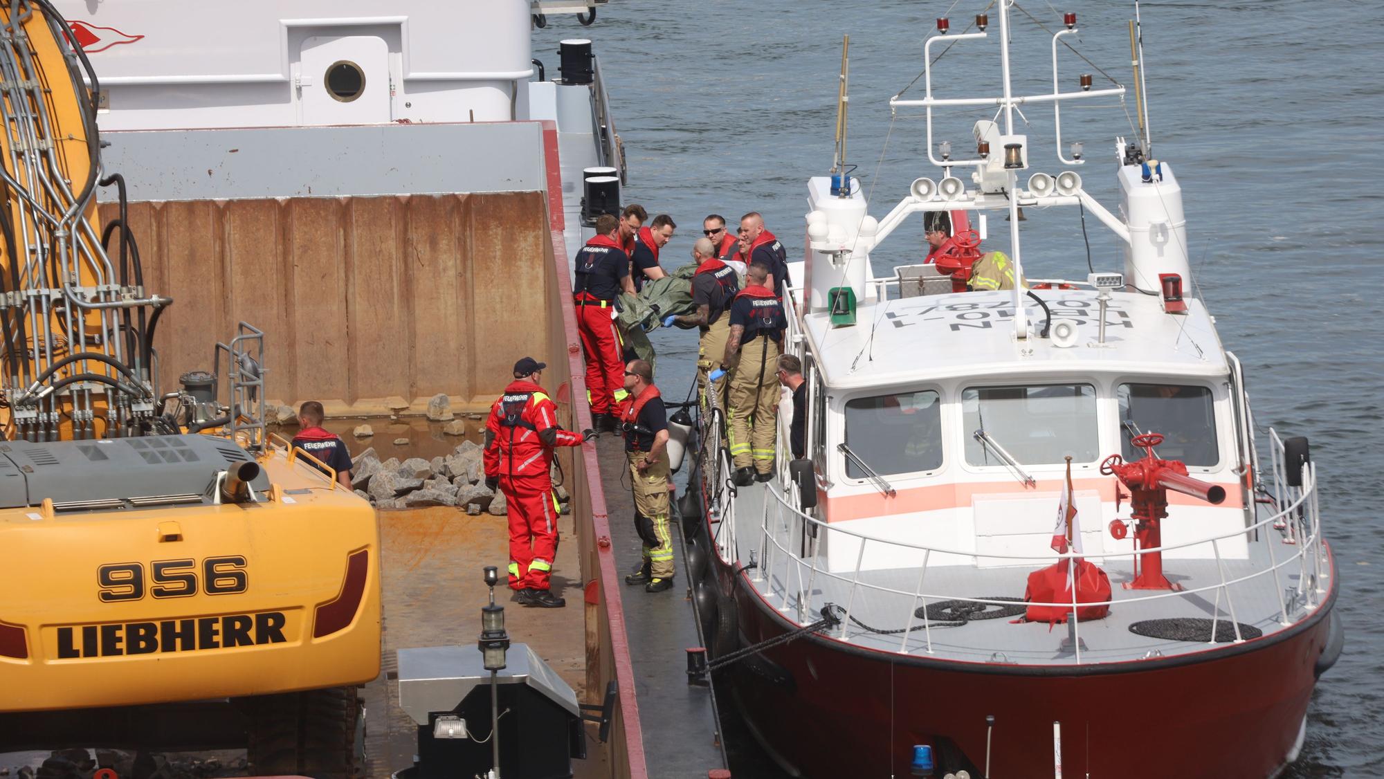 Am Vormittag haben die Wasserretter der Feuerwehr in Höhe der Südbrücke eine Leiche aus dem Rhein geborgen. Die Polizei ermittelt.