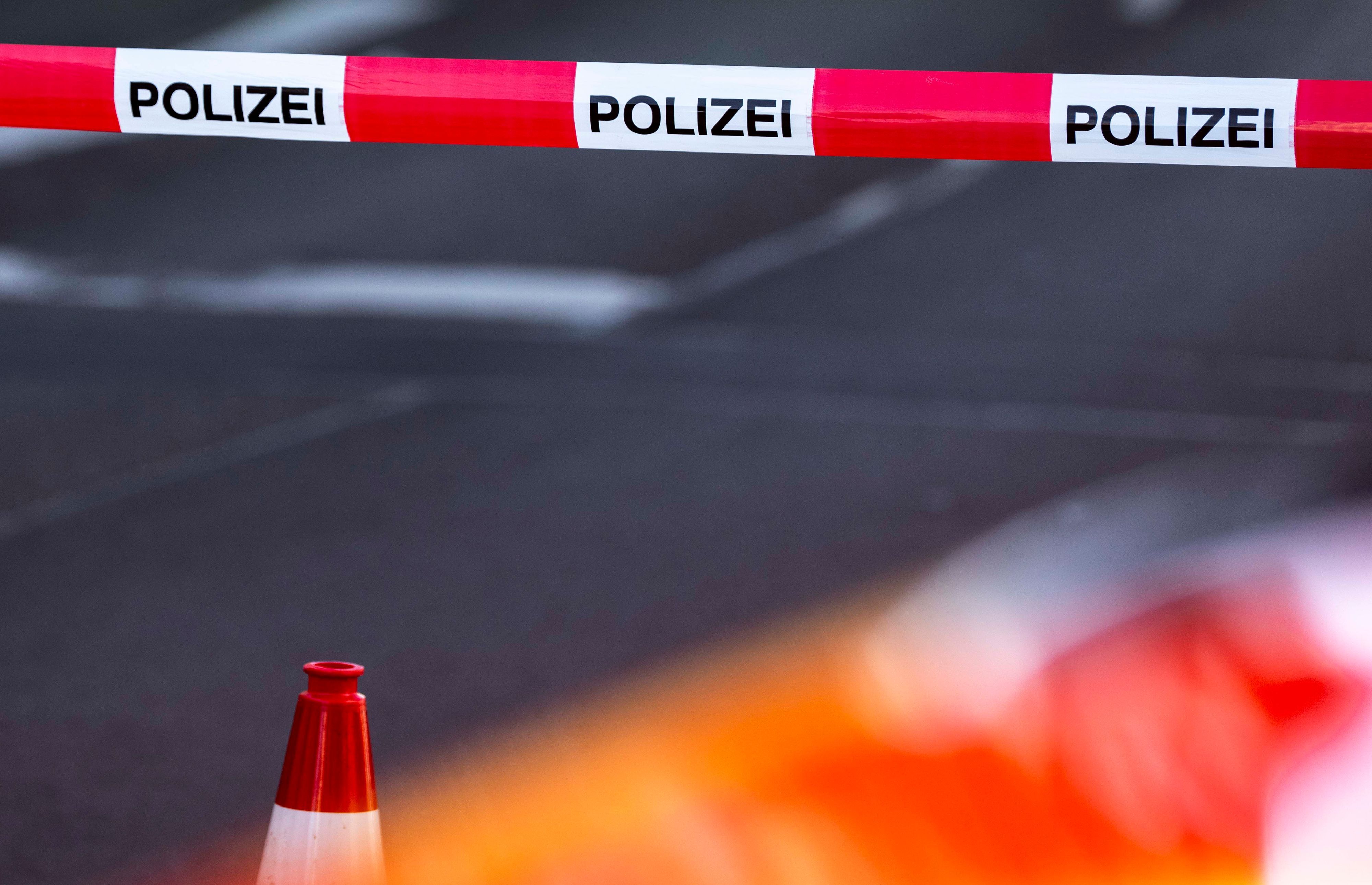 Das Bild zeigt eine Absperrung der Euskirchener Polizei.