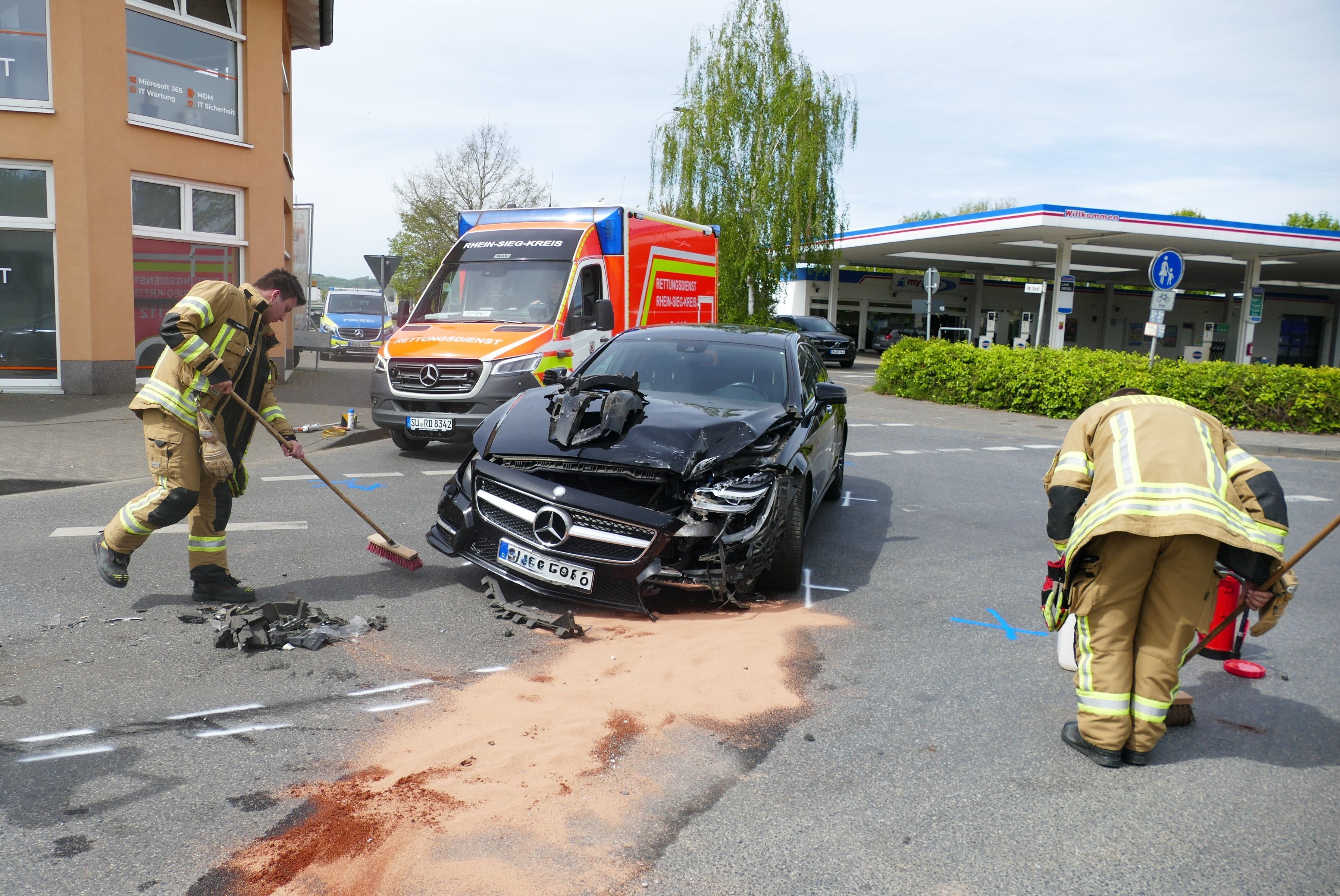 Der Mercedes des 67-jährigen Unfallverursachers wurde schwer beschädigt, die Feuerwehr musste ausgelaufene Betriebsstoffe auffangen.