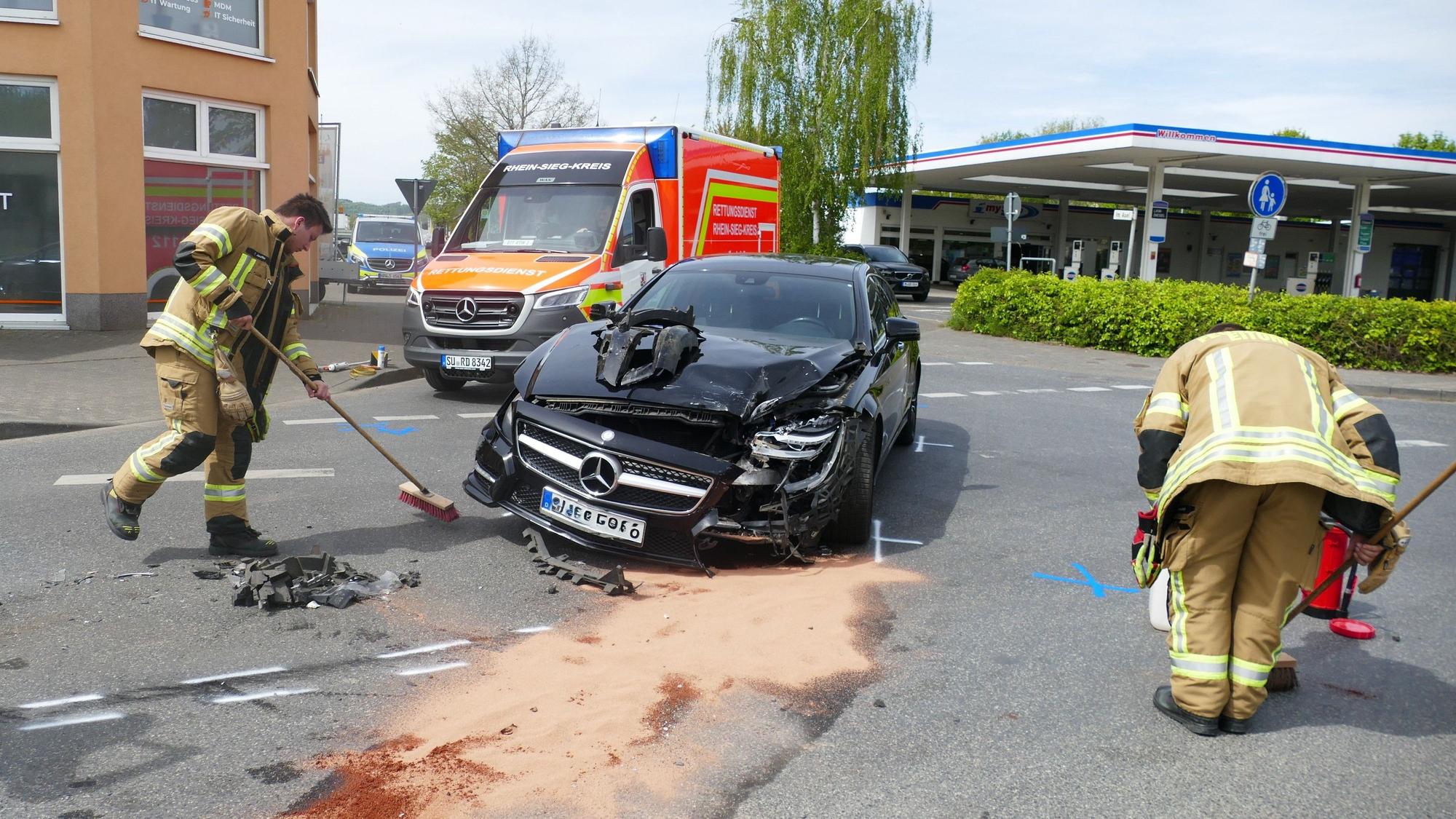 Der Mercedes des 67-jährigen Unfallverursachers wurde schwer beschädigt, die Feuerwehr musste ausgelaufene Betriebsstoffe auffangen.
