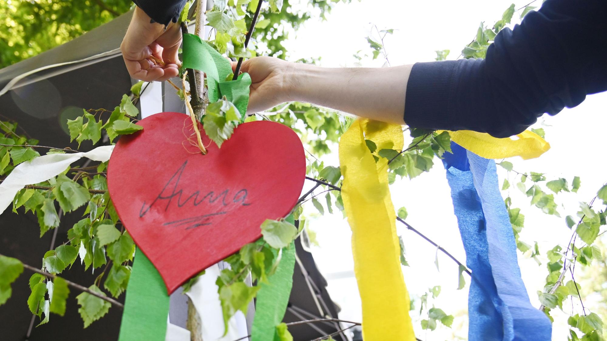 30.04.2025 Köln. Maibaumverkauf in Köln-Rodenkirchen (Parkplatz Forstbotanischer Garten). Foto: Alexander Schwaiger