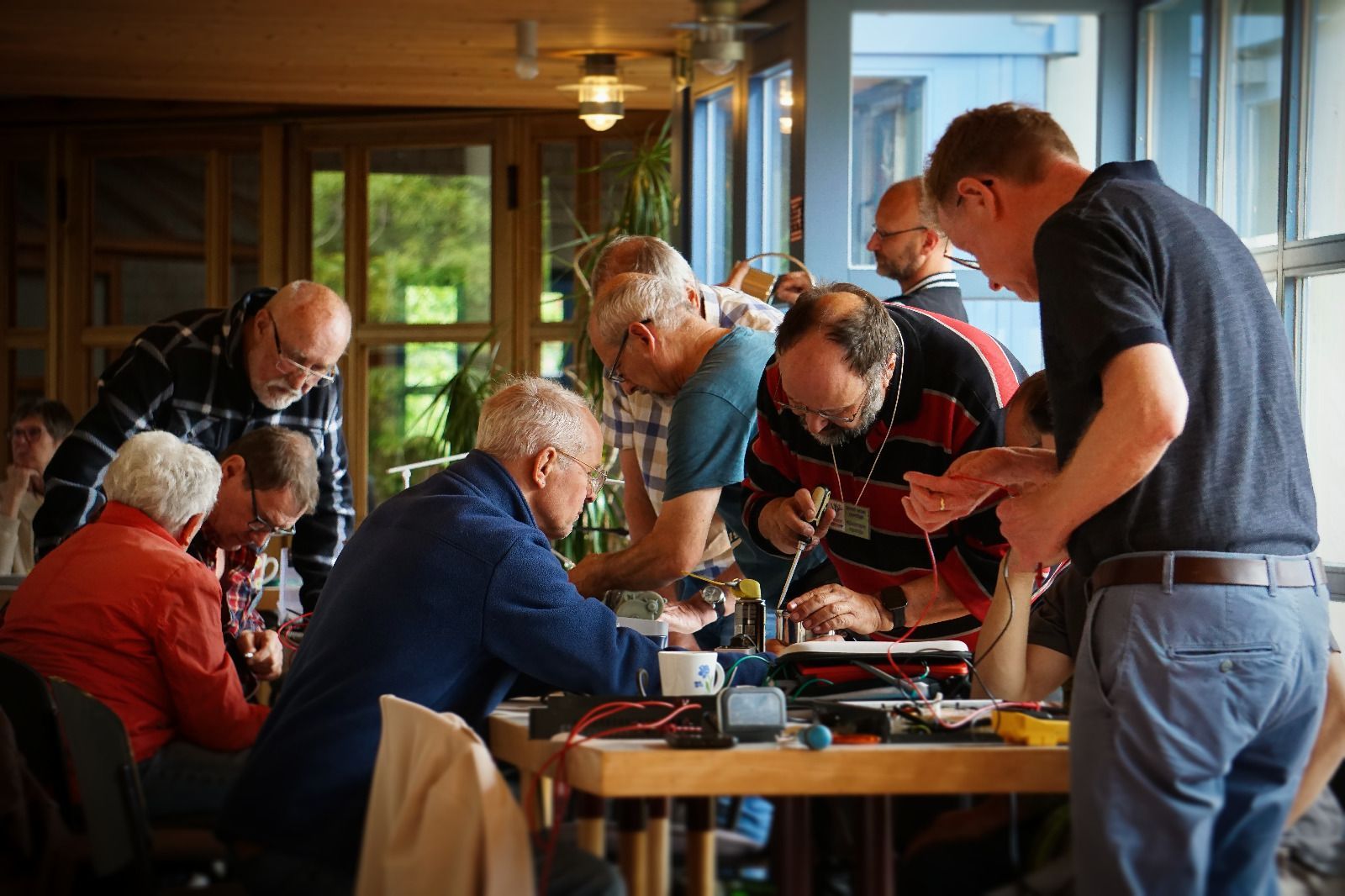 Akribische Arbeit in der evangelischen Friedenskirche. In der Bildmitte mit rot-blauem Pulli: Günther Felten.