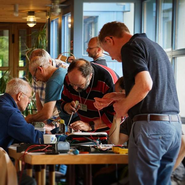 Akribische Arbeit in der evangelischen Friedenskirche. In der Bildmitte mit rot-blauem Pulli: Günther Felten.