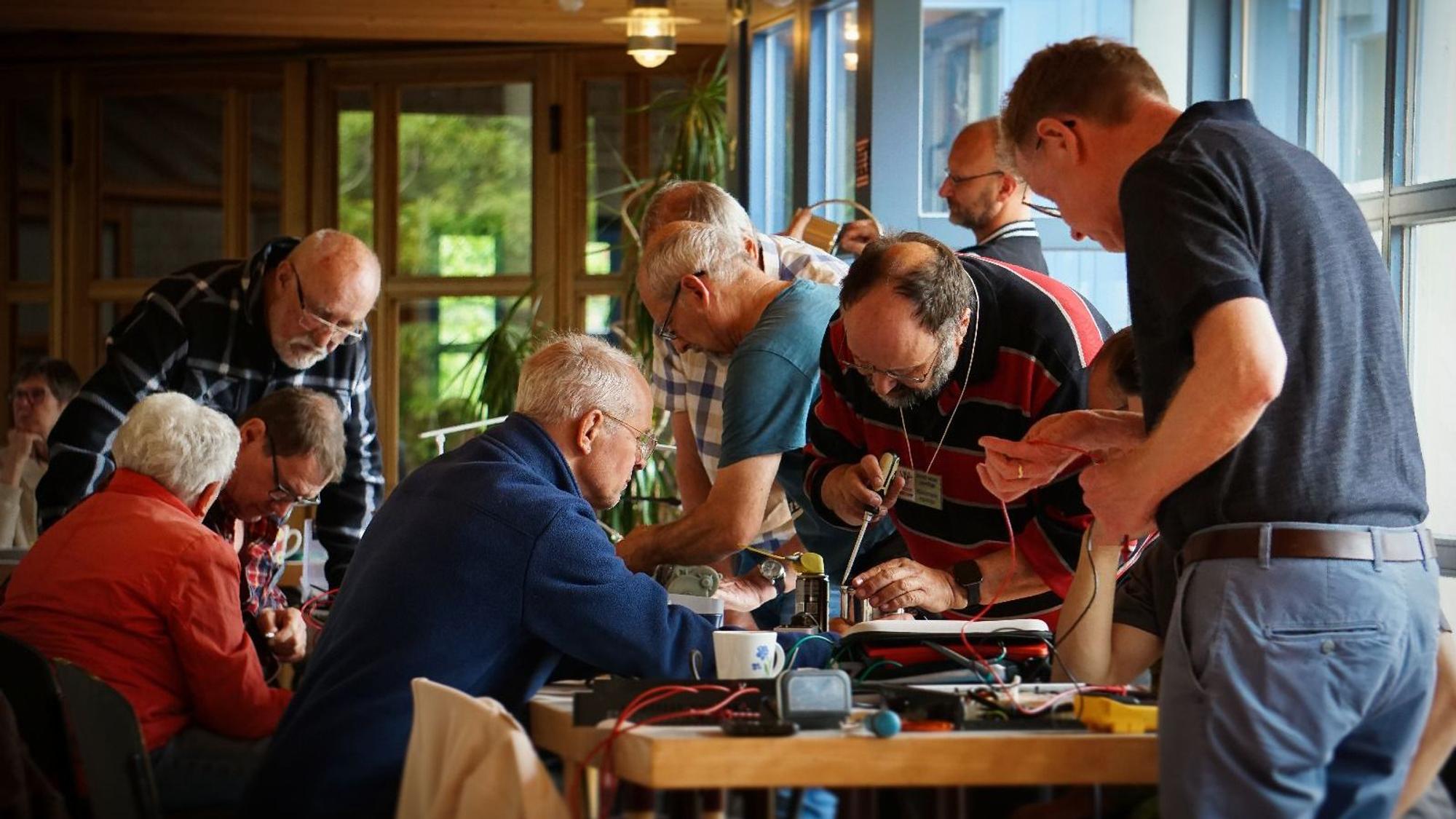 Akribische Arbeit in der evangelischen Friedenskirche. In der Bildmitte mit rot-blauem Pulli: Günther Felten.