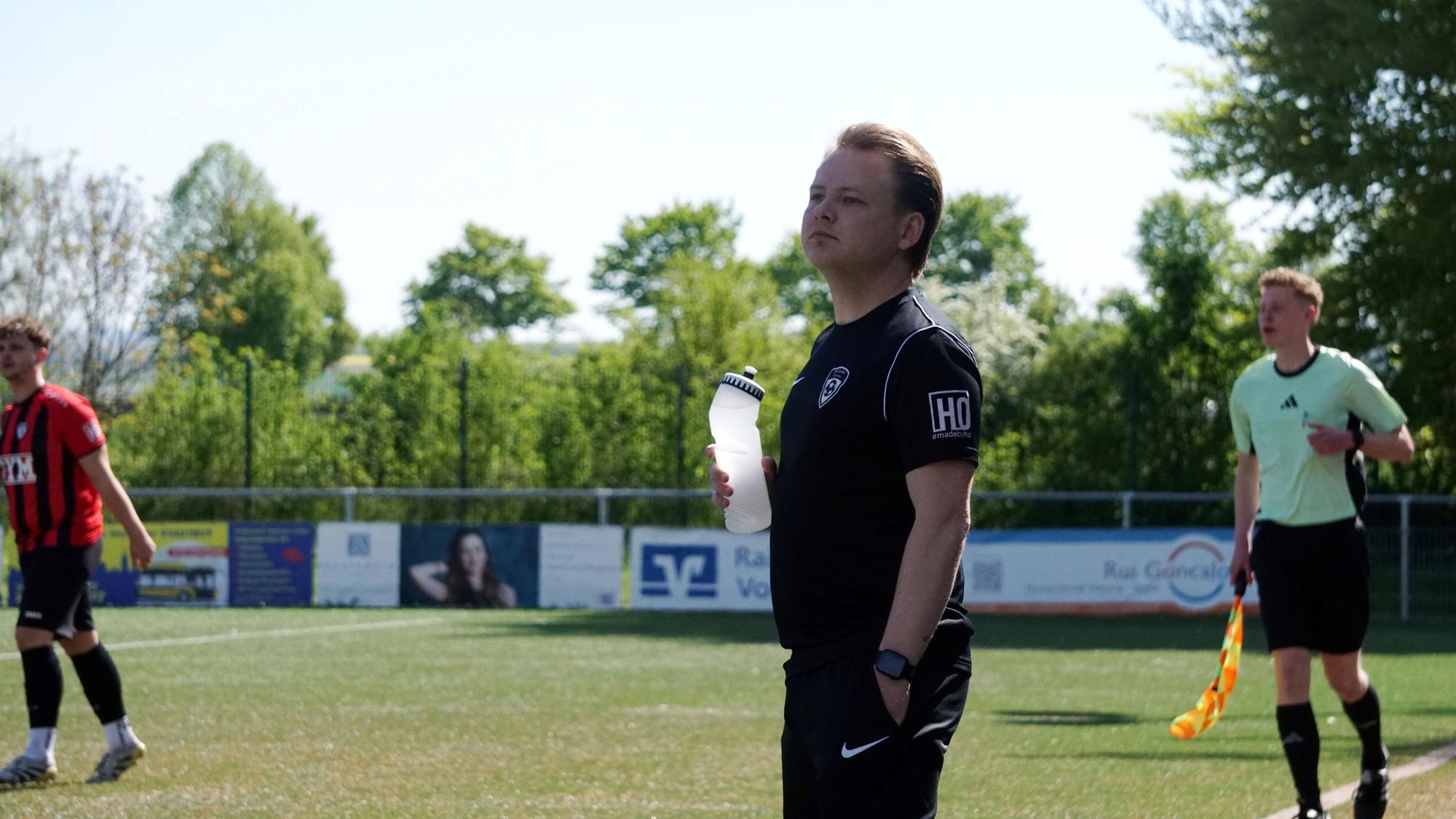 Das Bild zeigt den Übungsleiter der JSG Erft an der Seitenlinie.