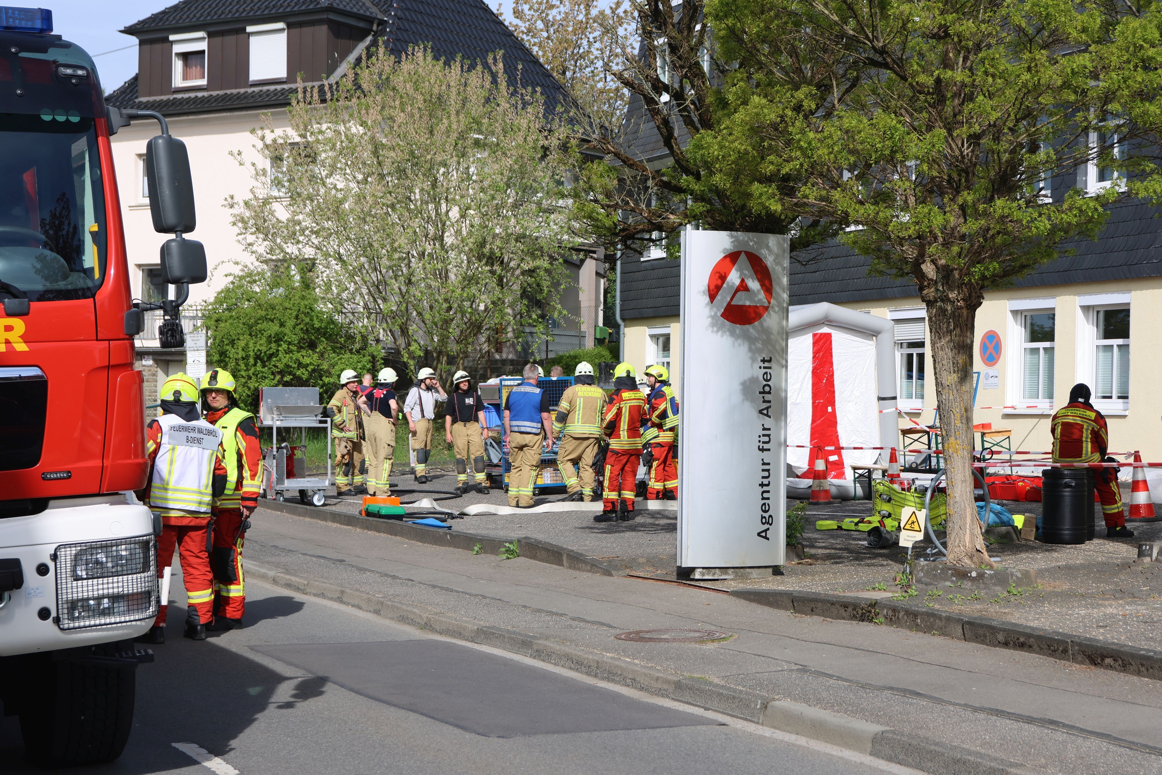 Auch die Dekontaminationseinheit der Reichshofer Feuerwehr ist angerückt
